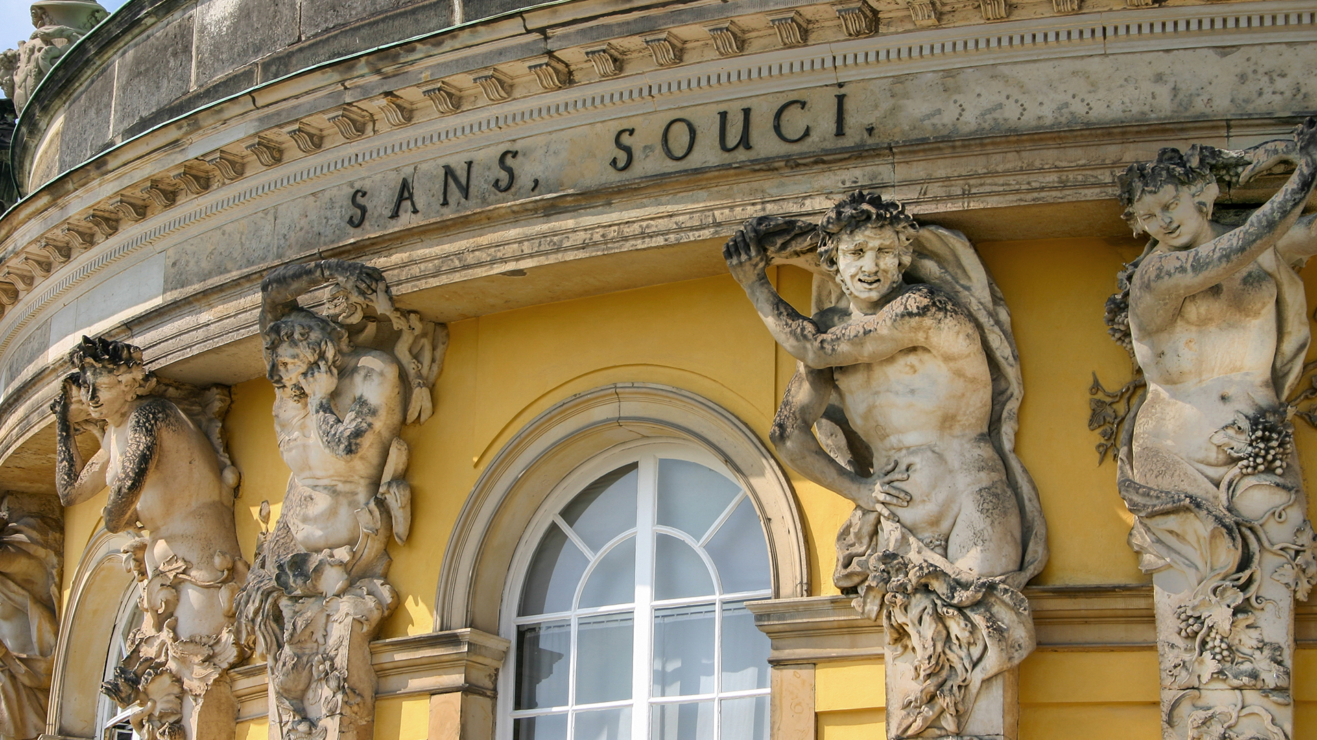 Fachada con cariátides y la inscripción Sans, Souci en el Palacio de Potsdam.