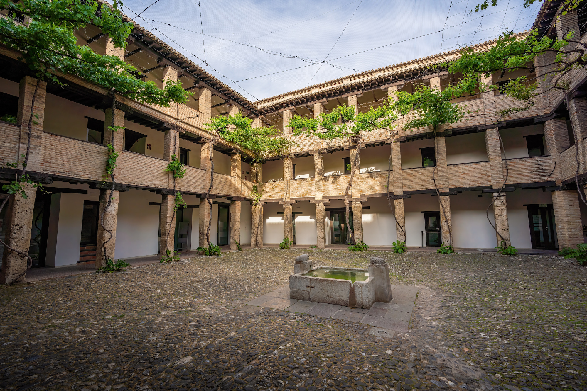 Patio interior del Corral del Carbón en Granada España