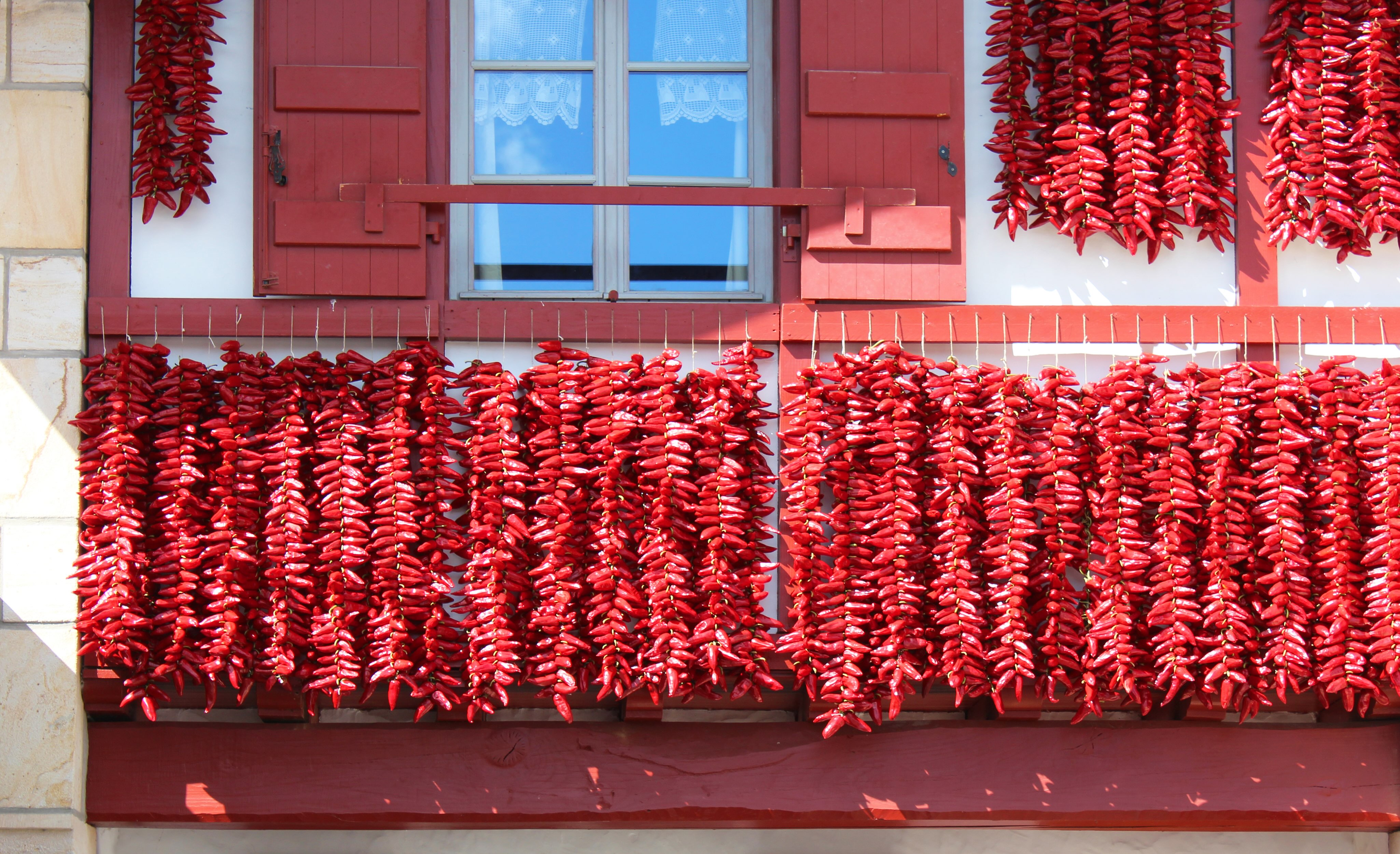 Pimientos de espelette secando en una fachada