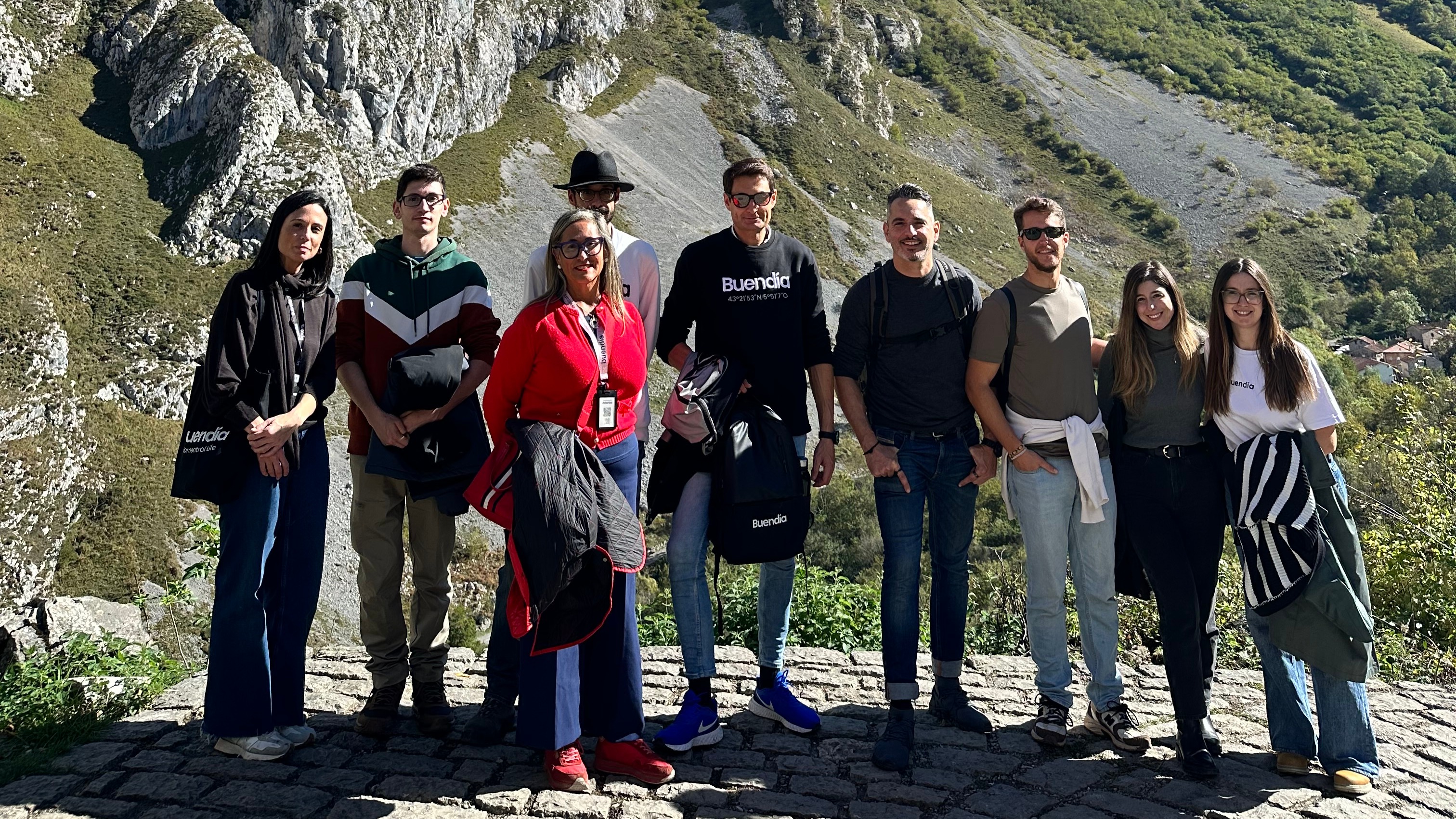 Grupo de turistas y guías de Buendía posando en el mirador de Bulnes, Picos de Europa