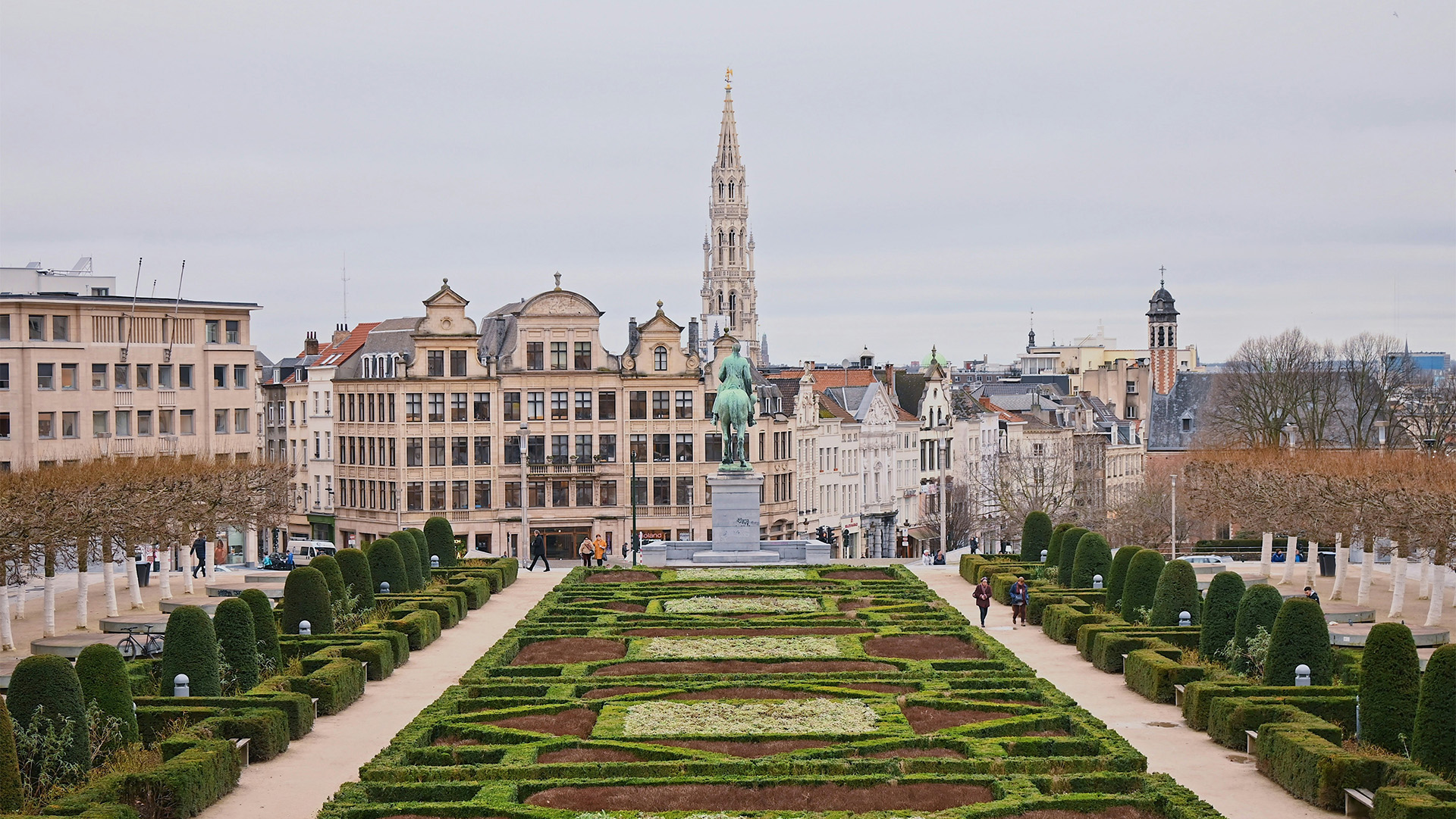 Vista del Jardín del Mont des Arts con la torre del Ayuntamiento en Bruselas