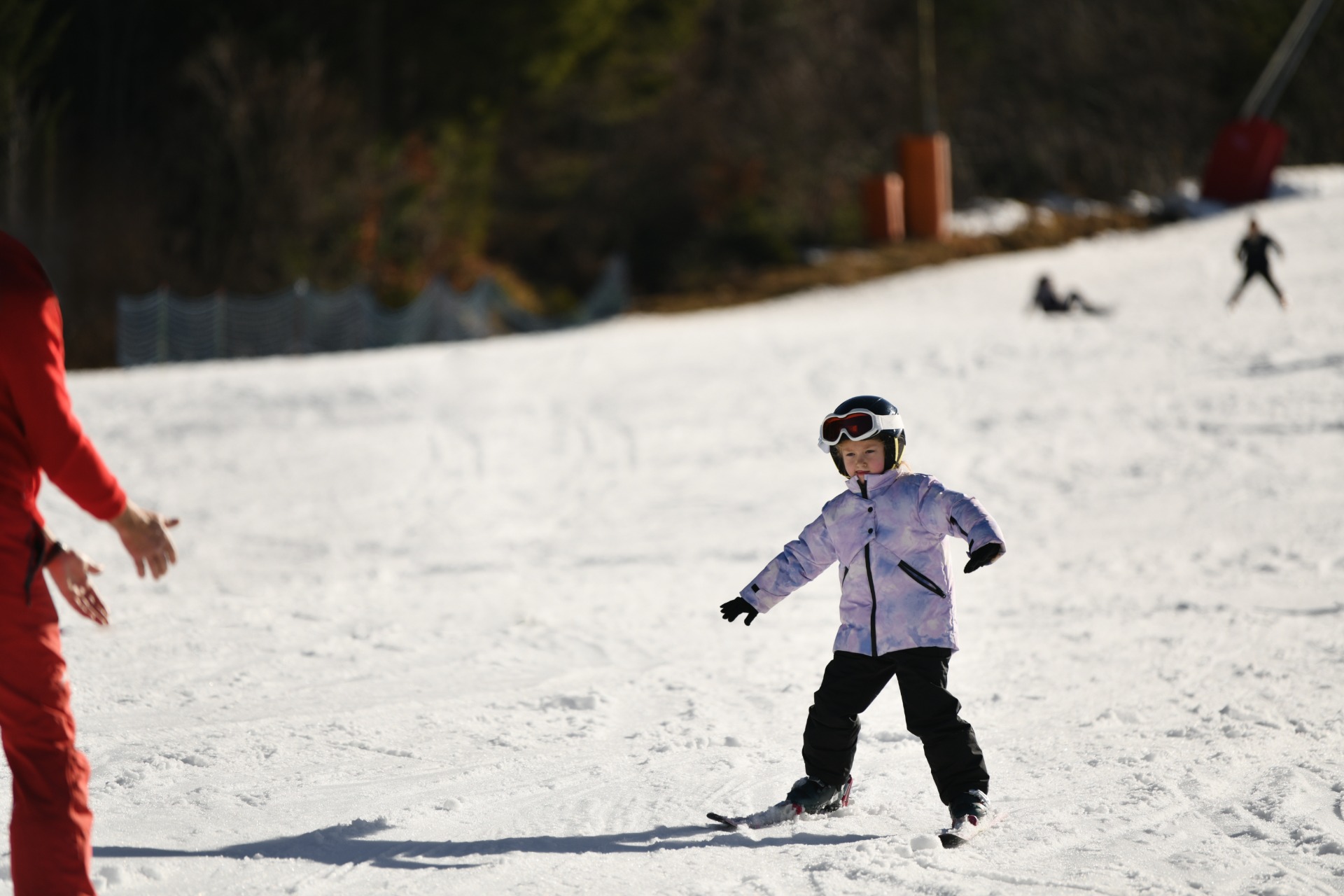 Niña aprendiendo a esquiar