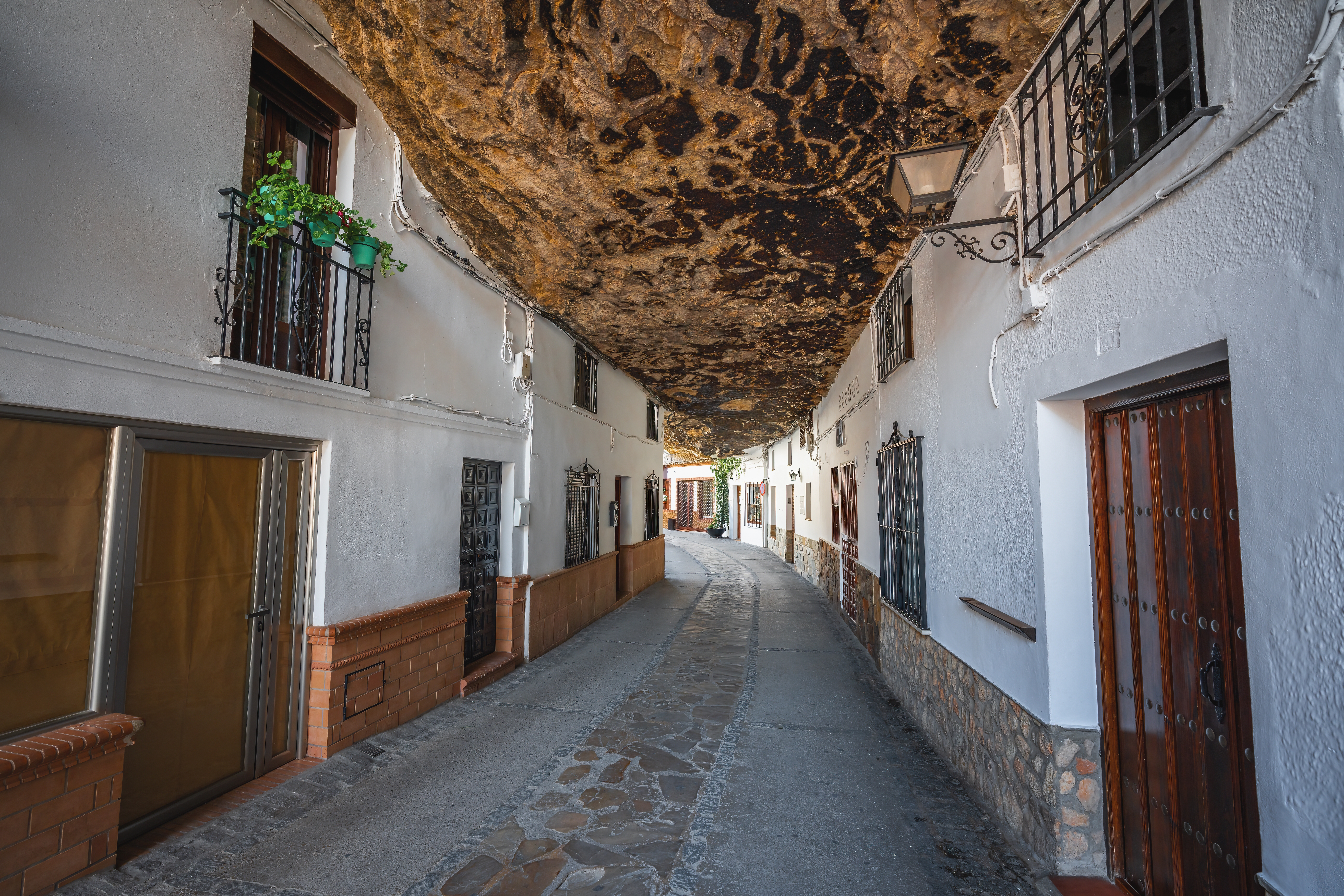 calles de setenil atravesando la roca