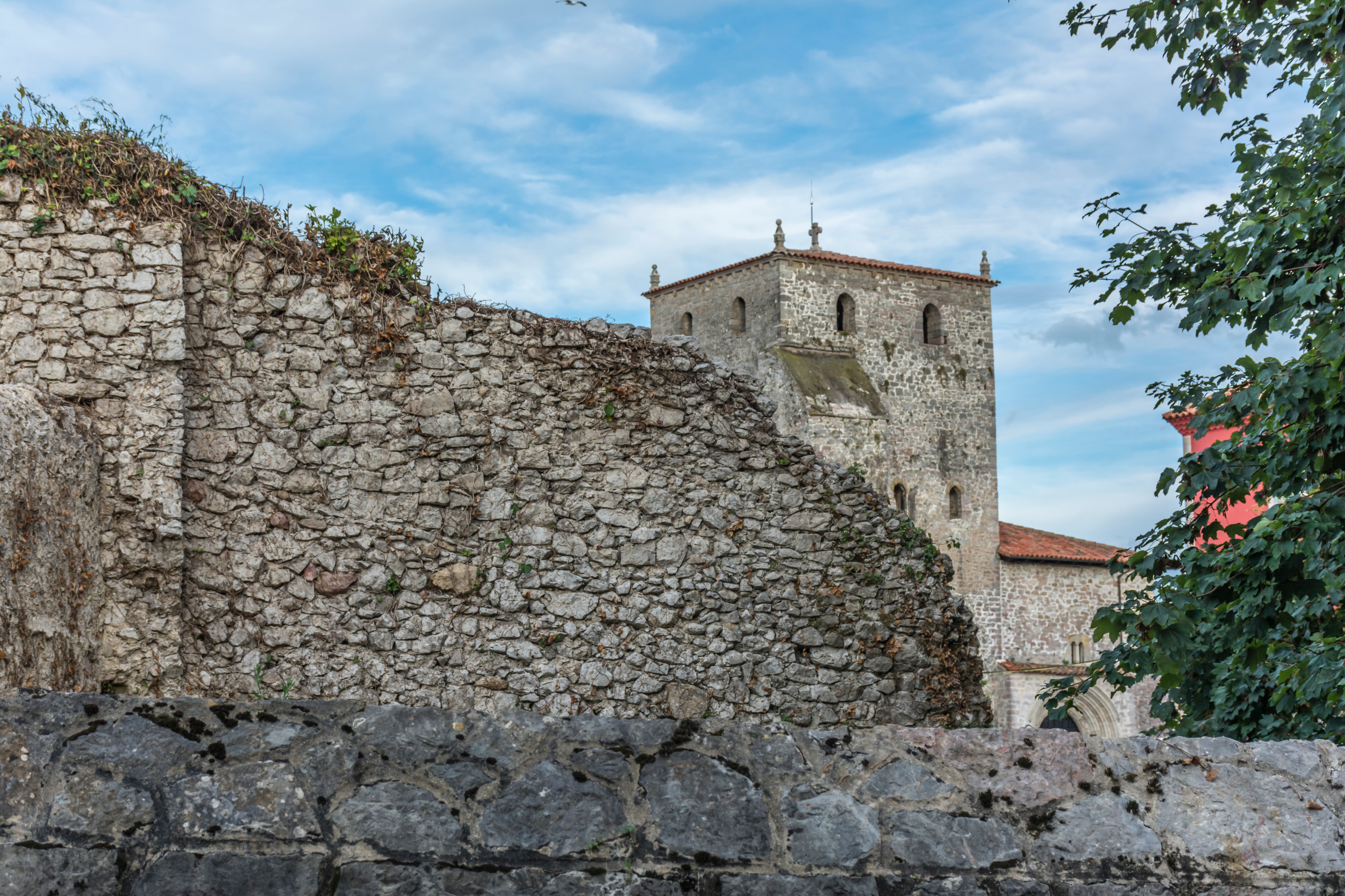 Muralla y castillo en Llanes