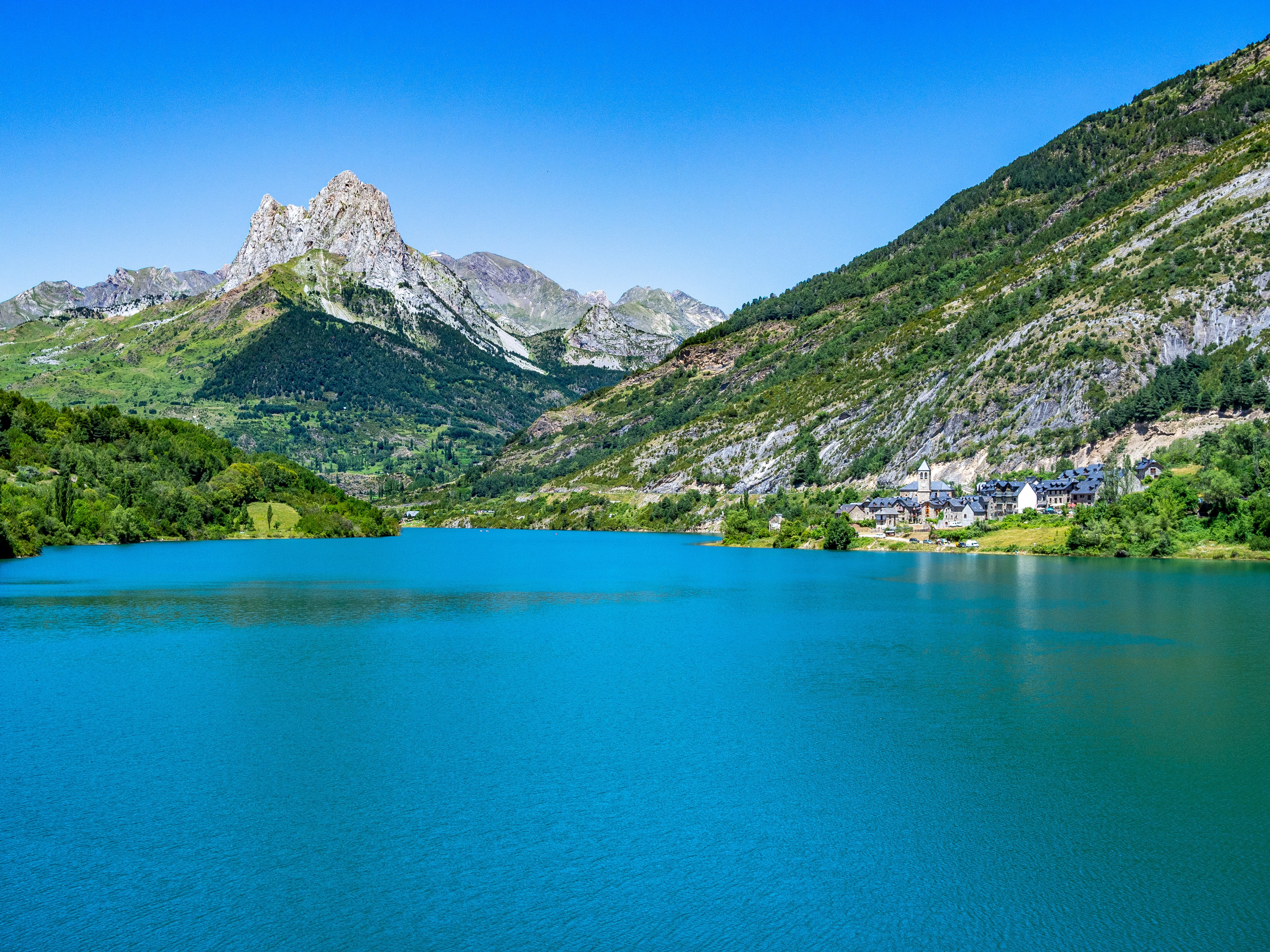 Aldea de Lanuza junto al embalse en sallent de gallego