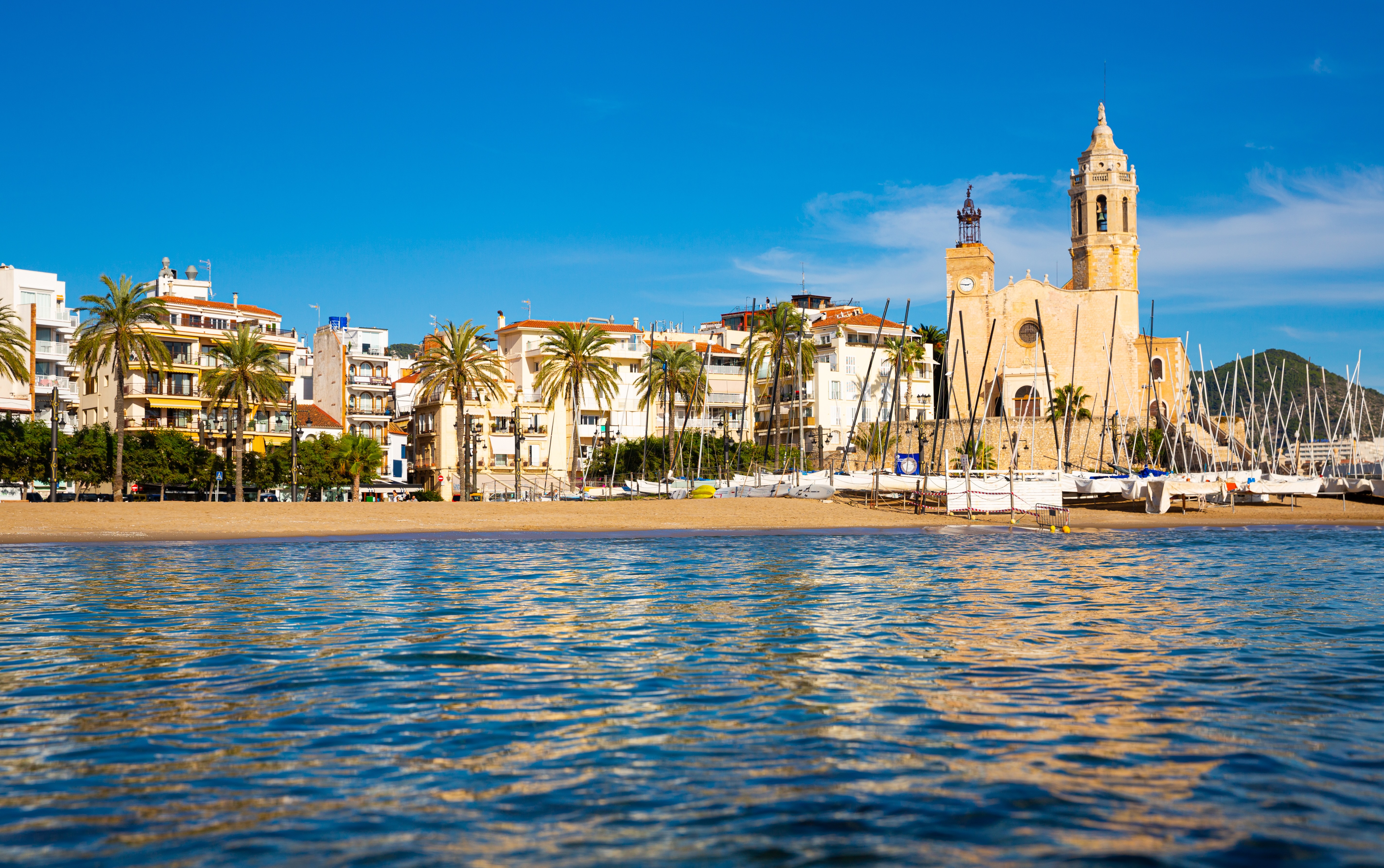 Sitges. iglesia y barcos