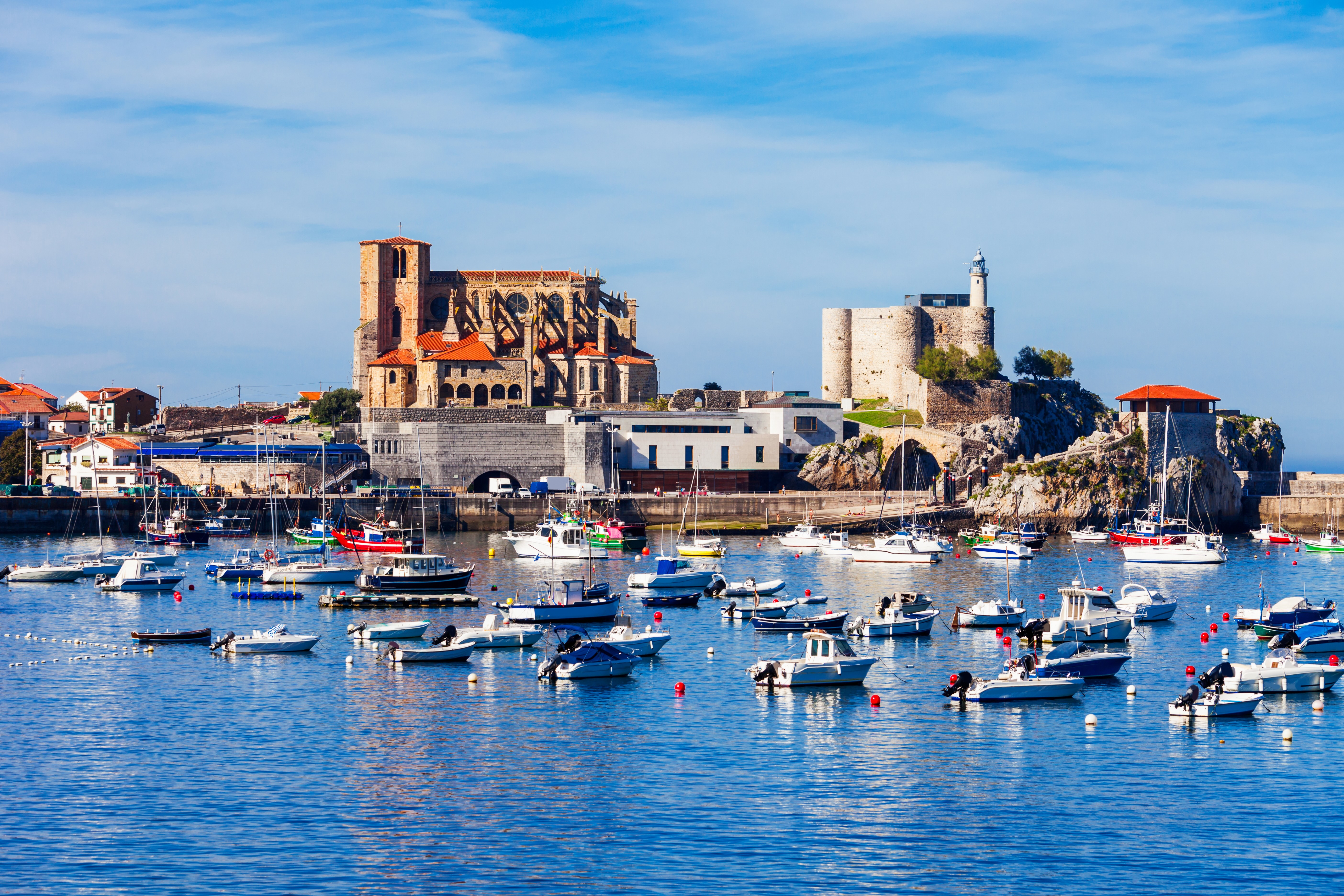 castillo iglesia y puerto en castro urdiales