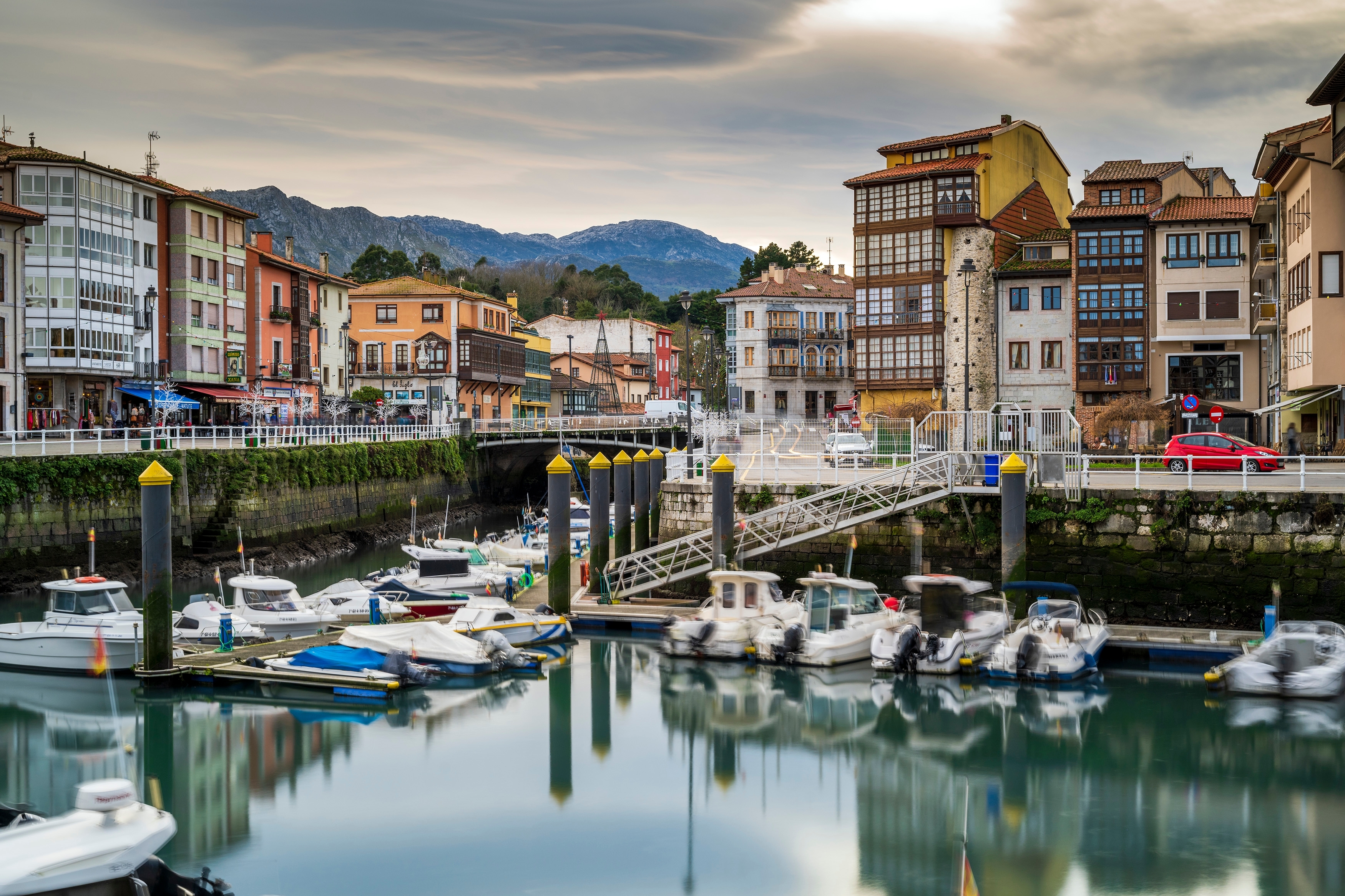embarcaciones en el puerto de Llanes