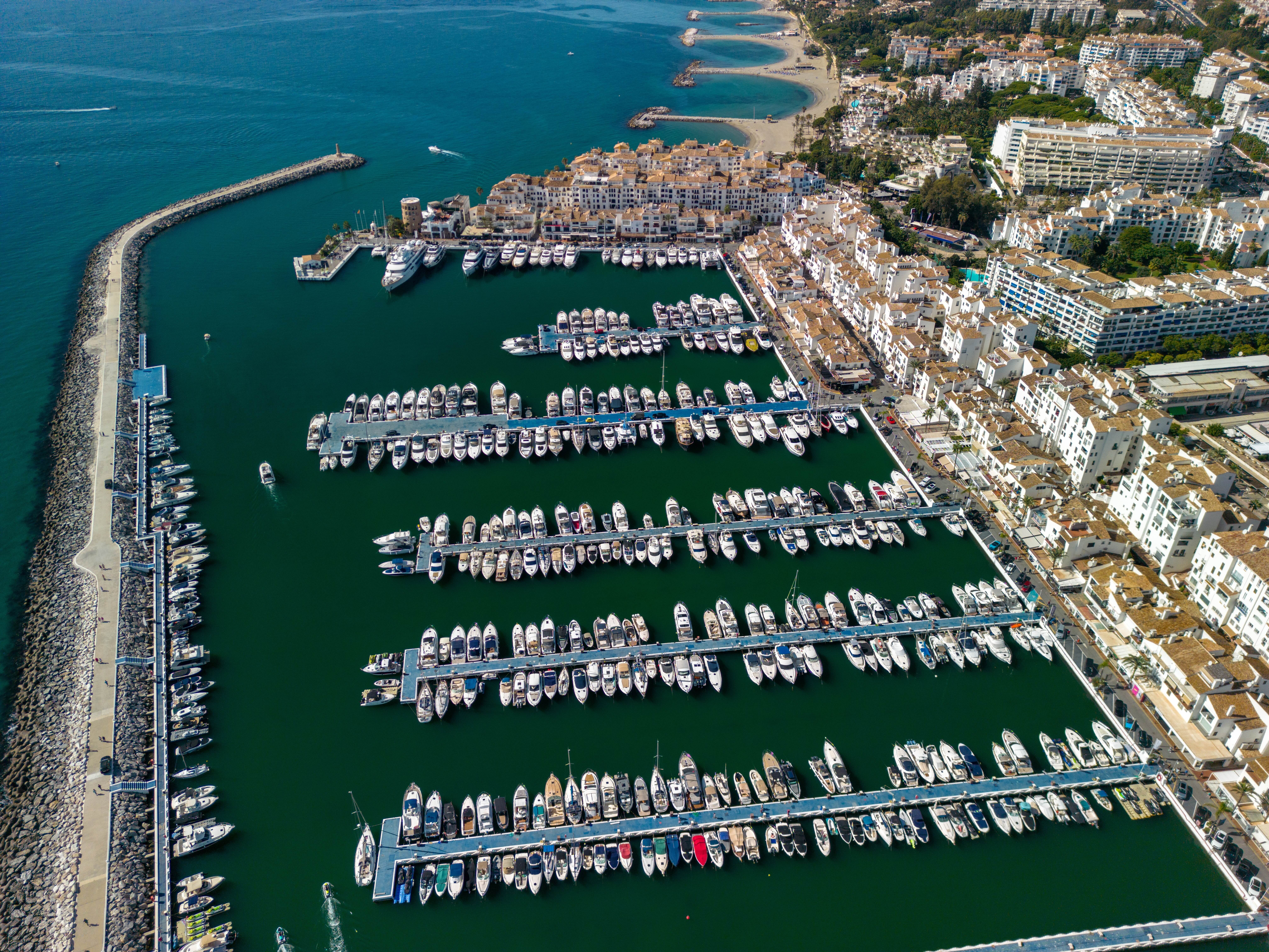 Yates en puerto banús