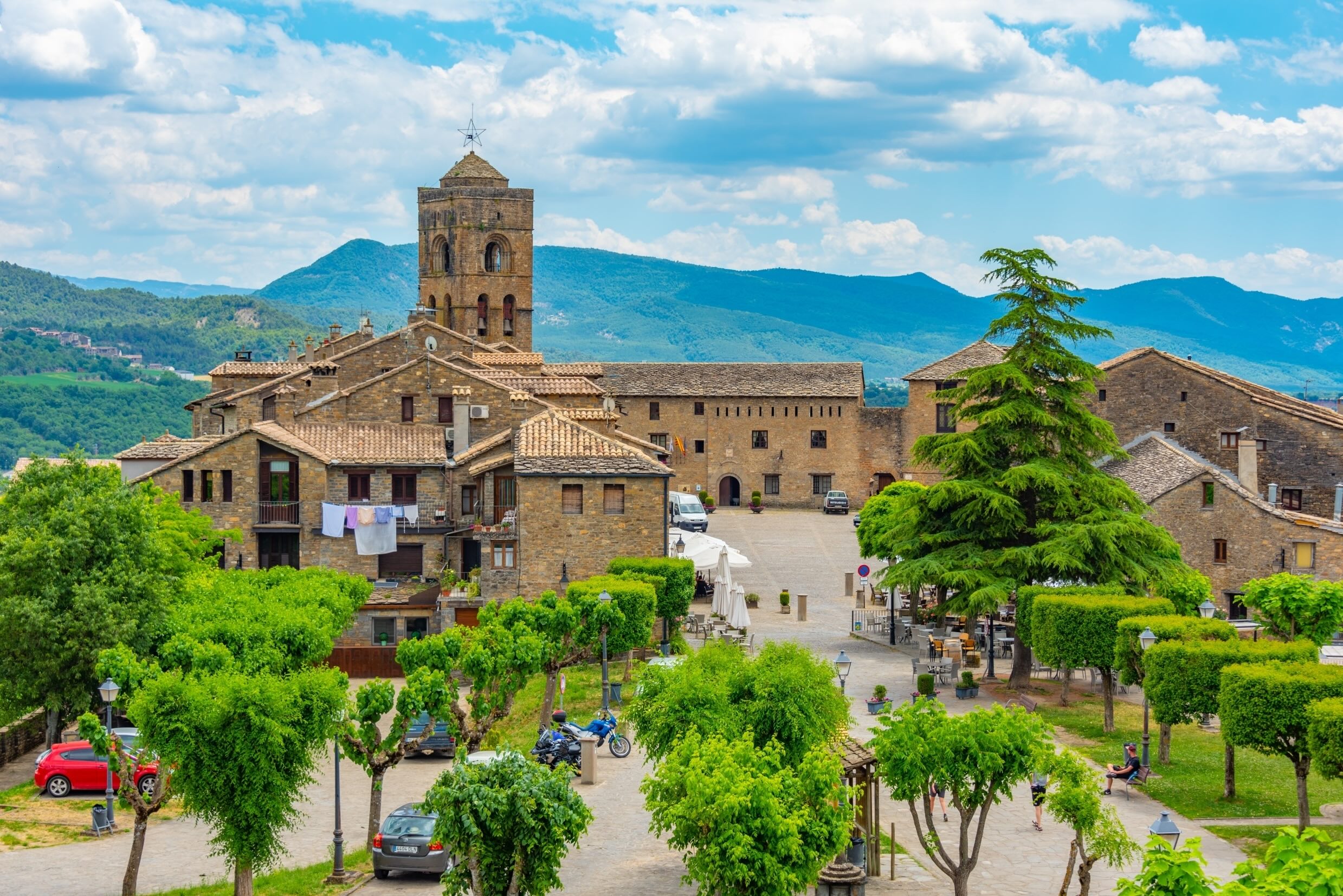 casco antiguo y torre Aínsa