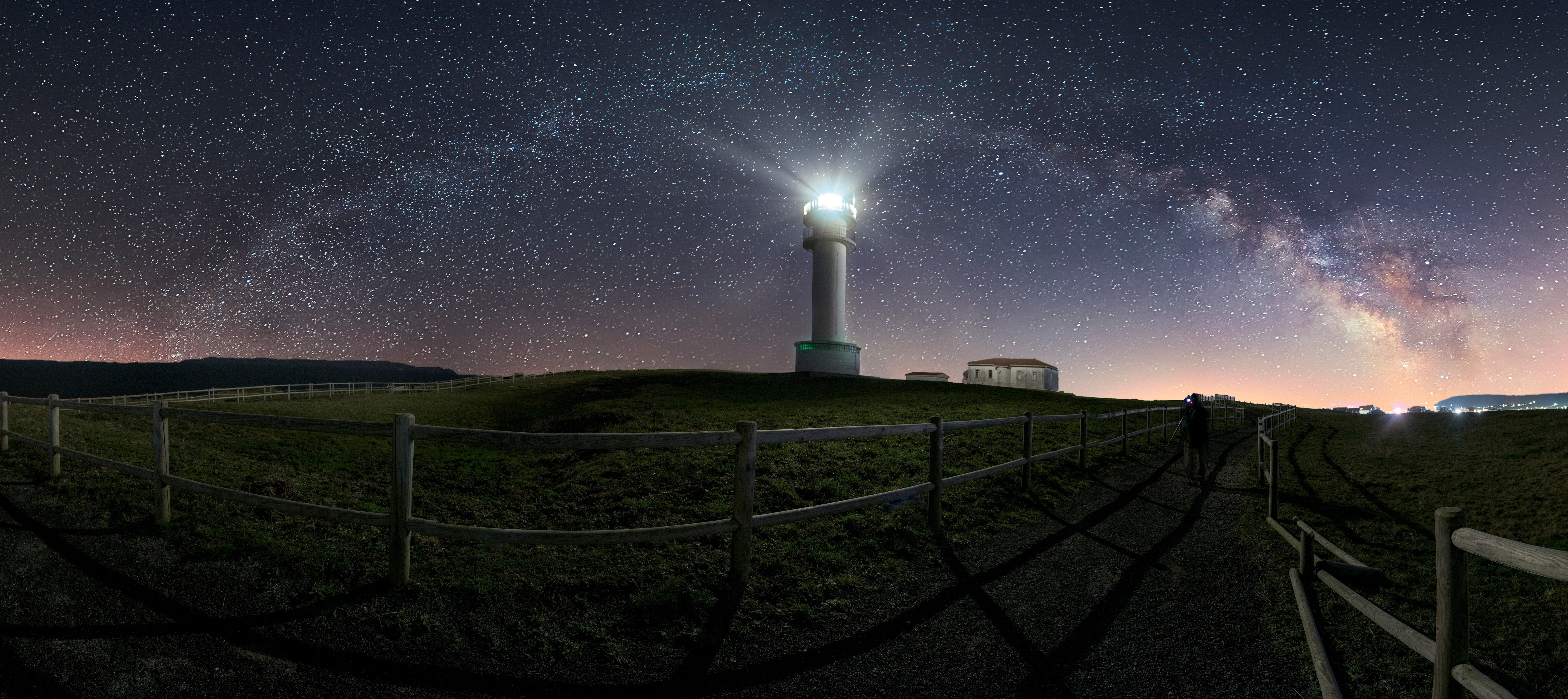 Faro de Ajo de noche