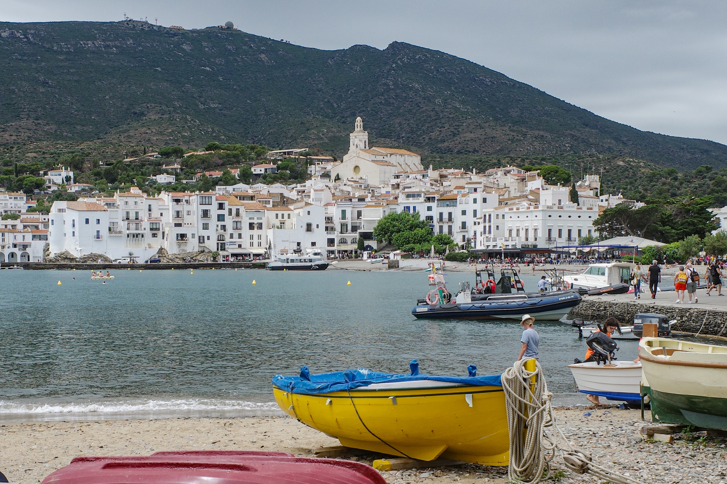 barcas y pueblo de cadaqués