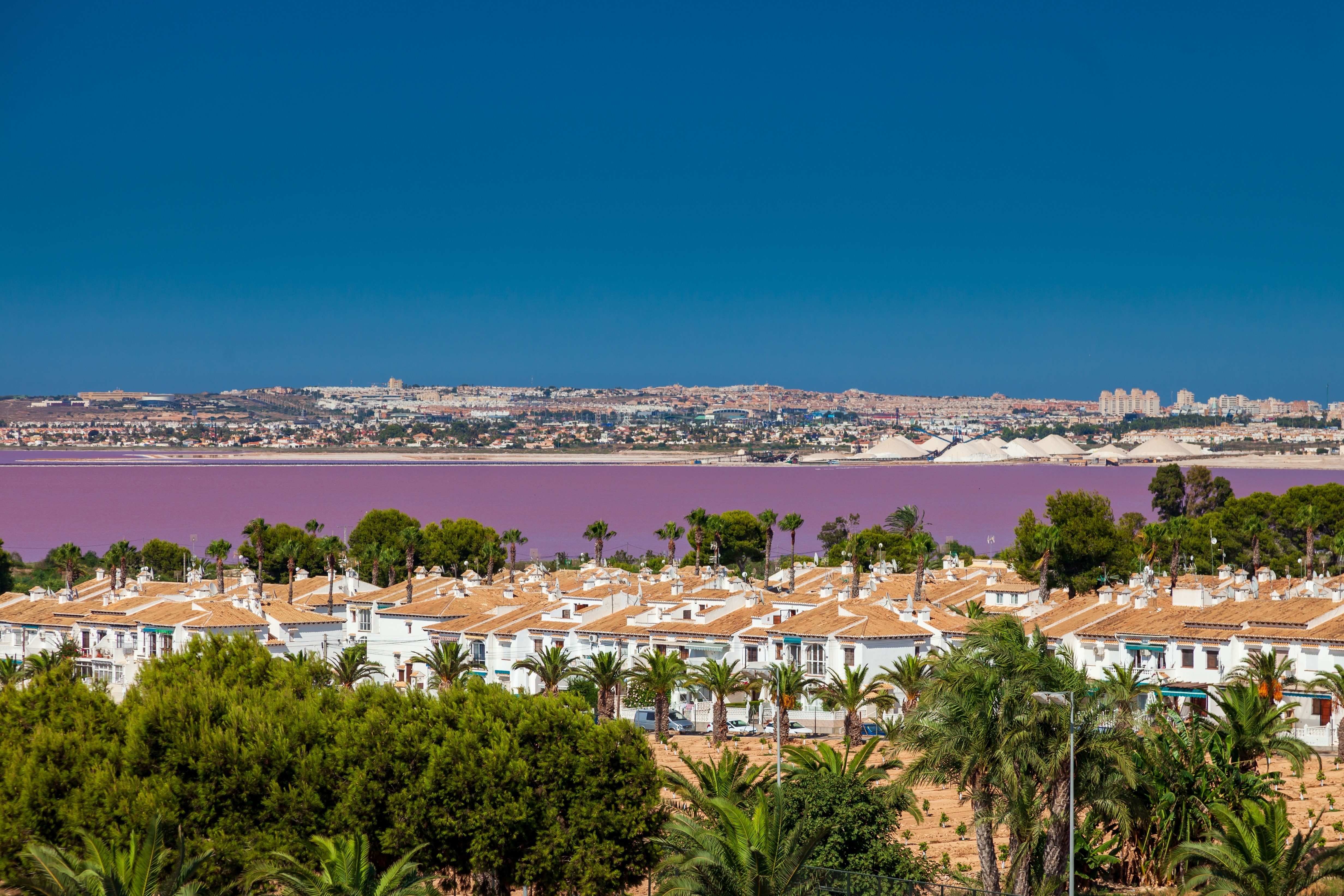 casas y laguna rosa