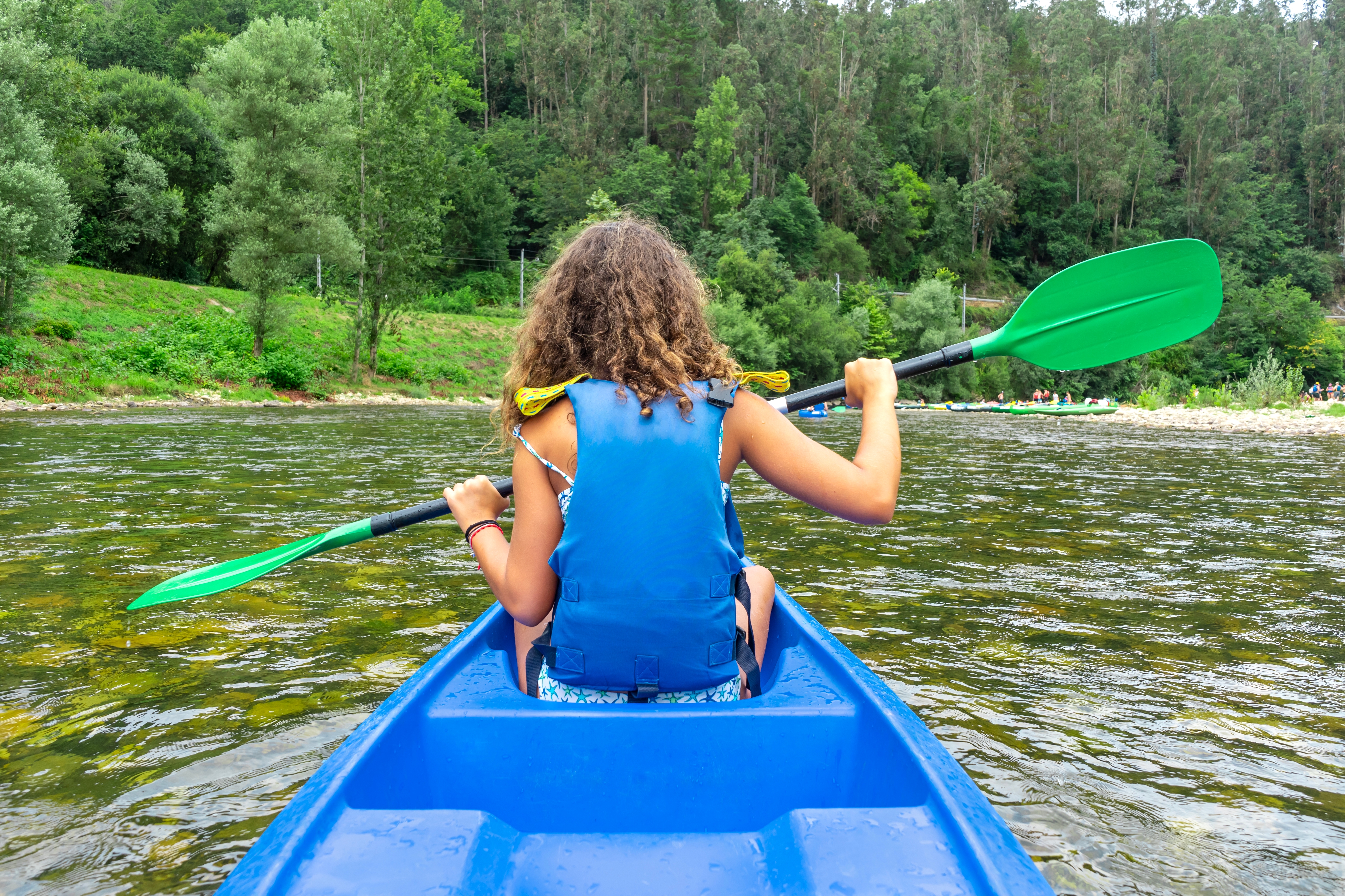 niña kayak sella