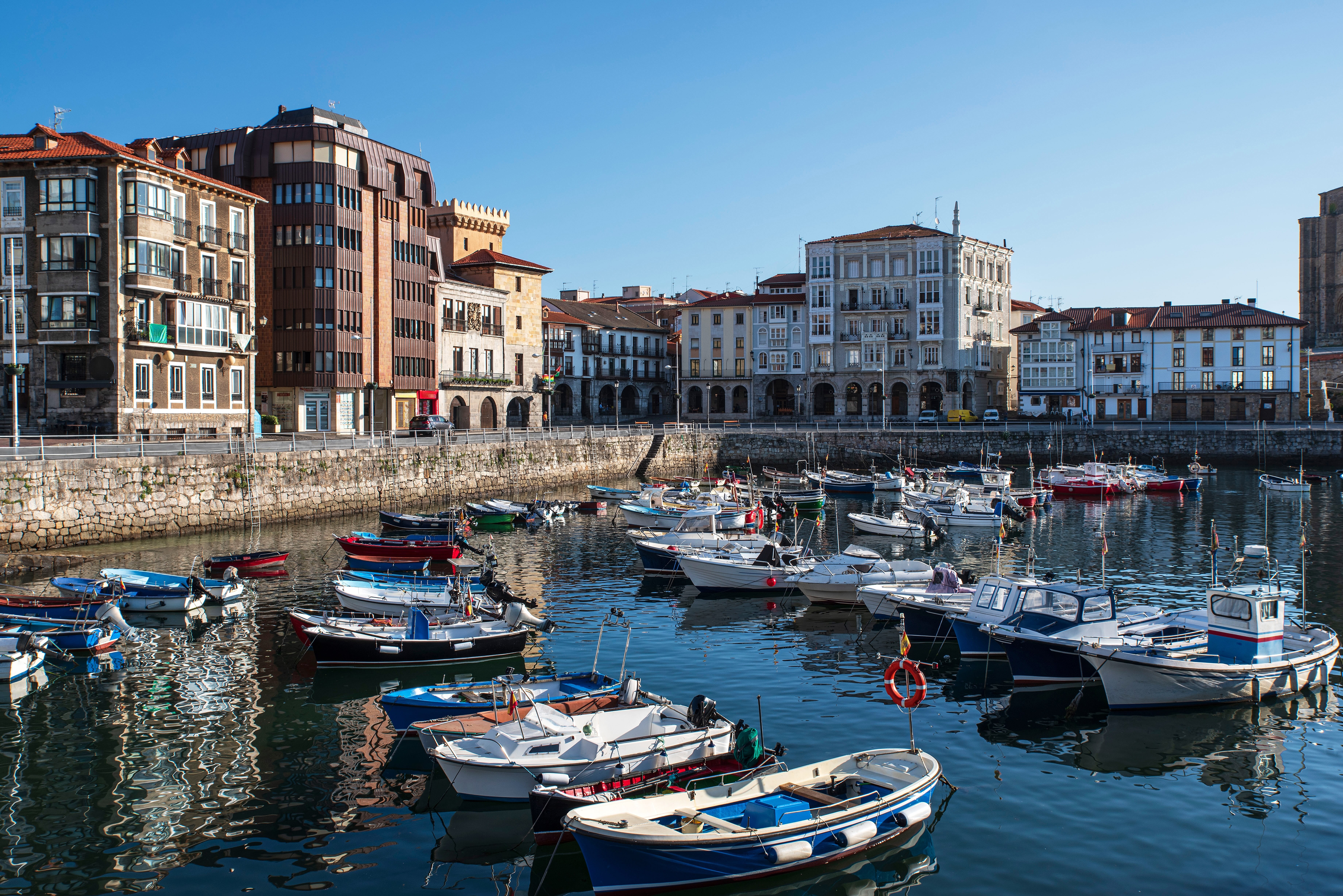 barcos en castro urdiales