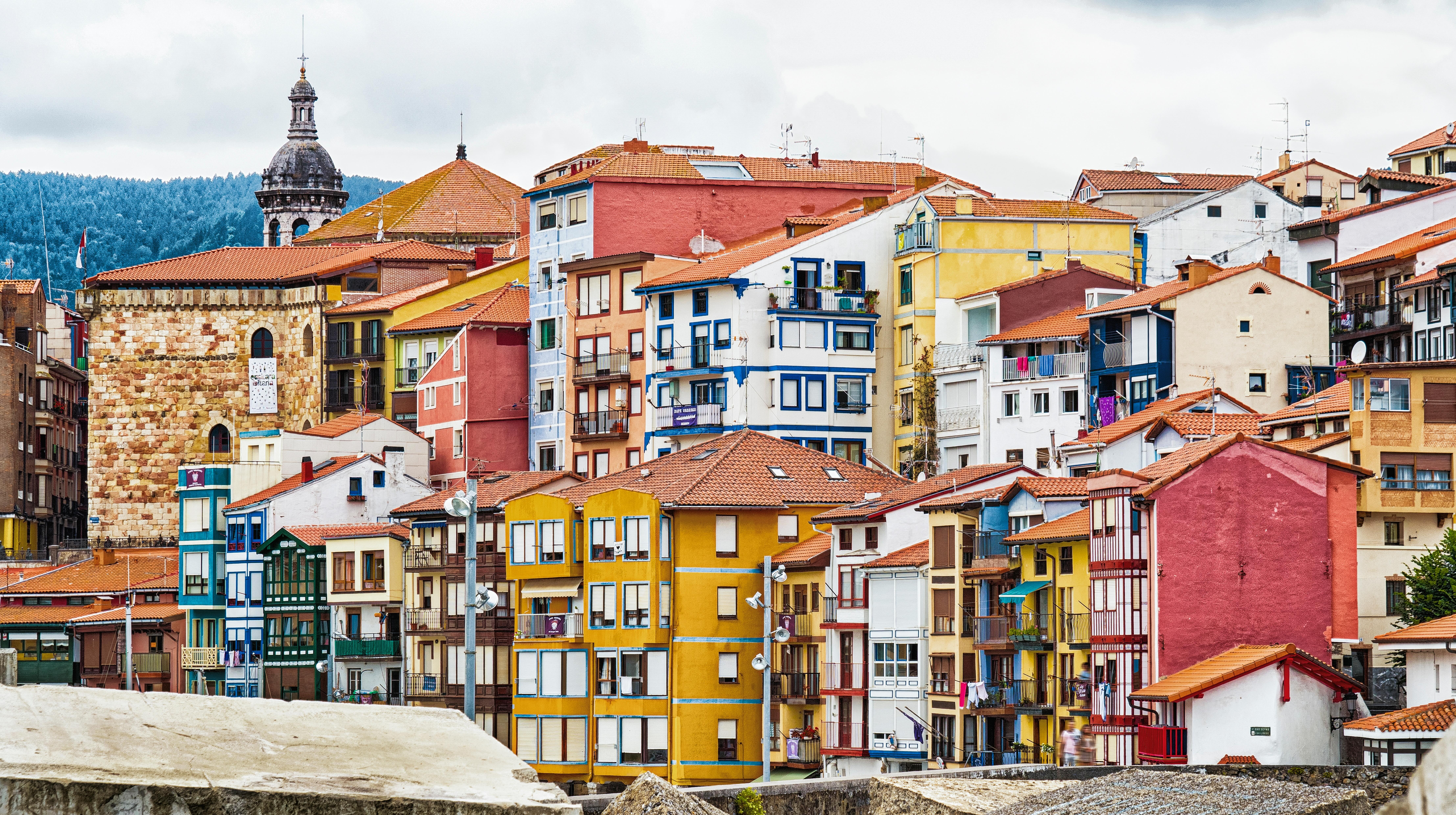Bermeo: Iglesia vista desde el puerto