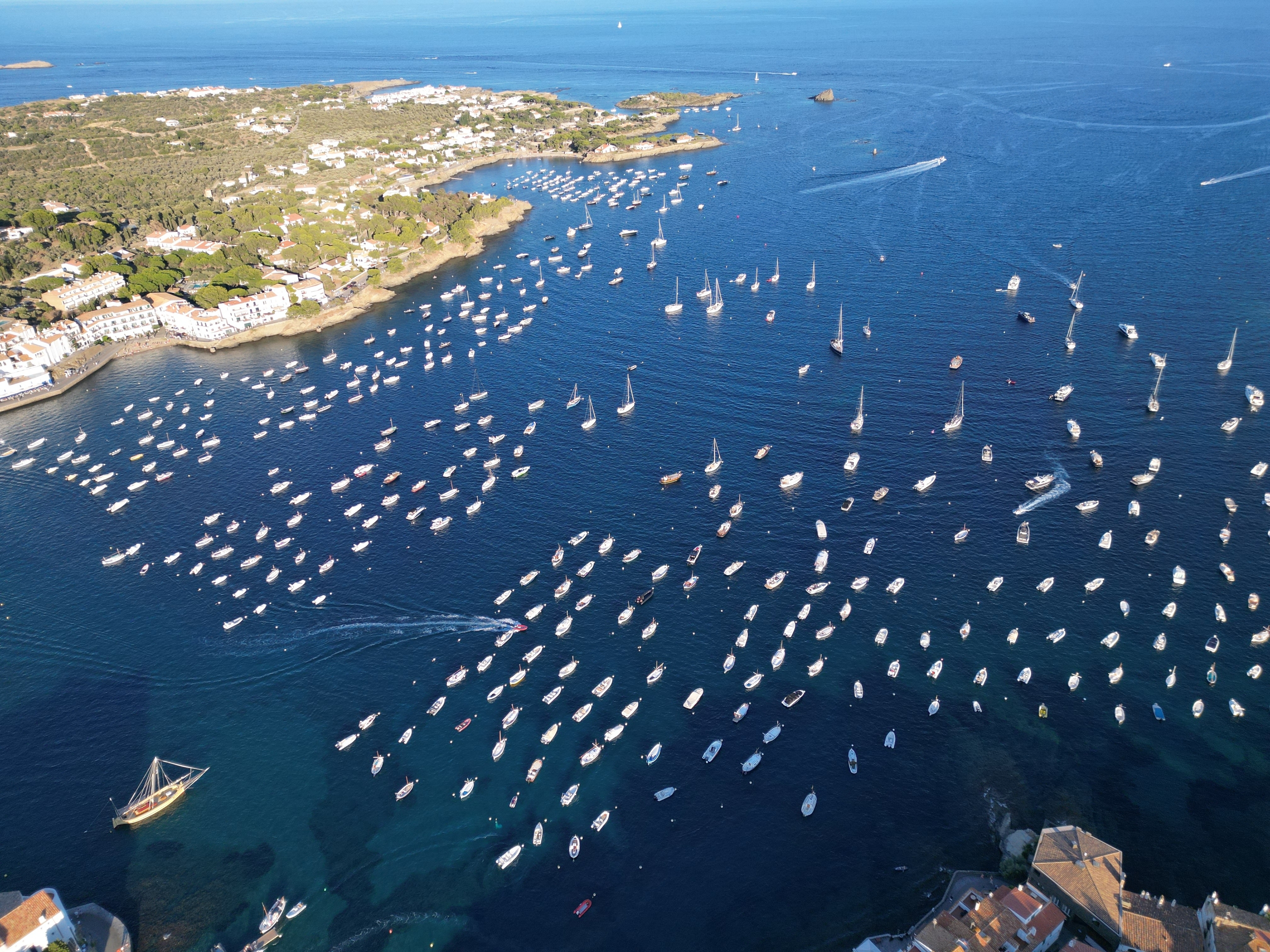 barcas frente a cadaqués
