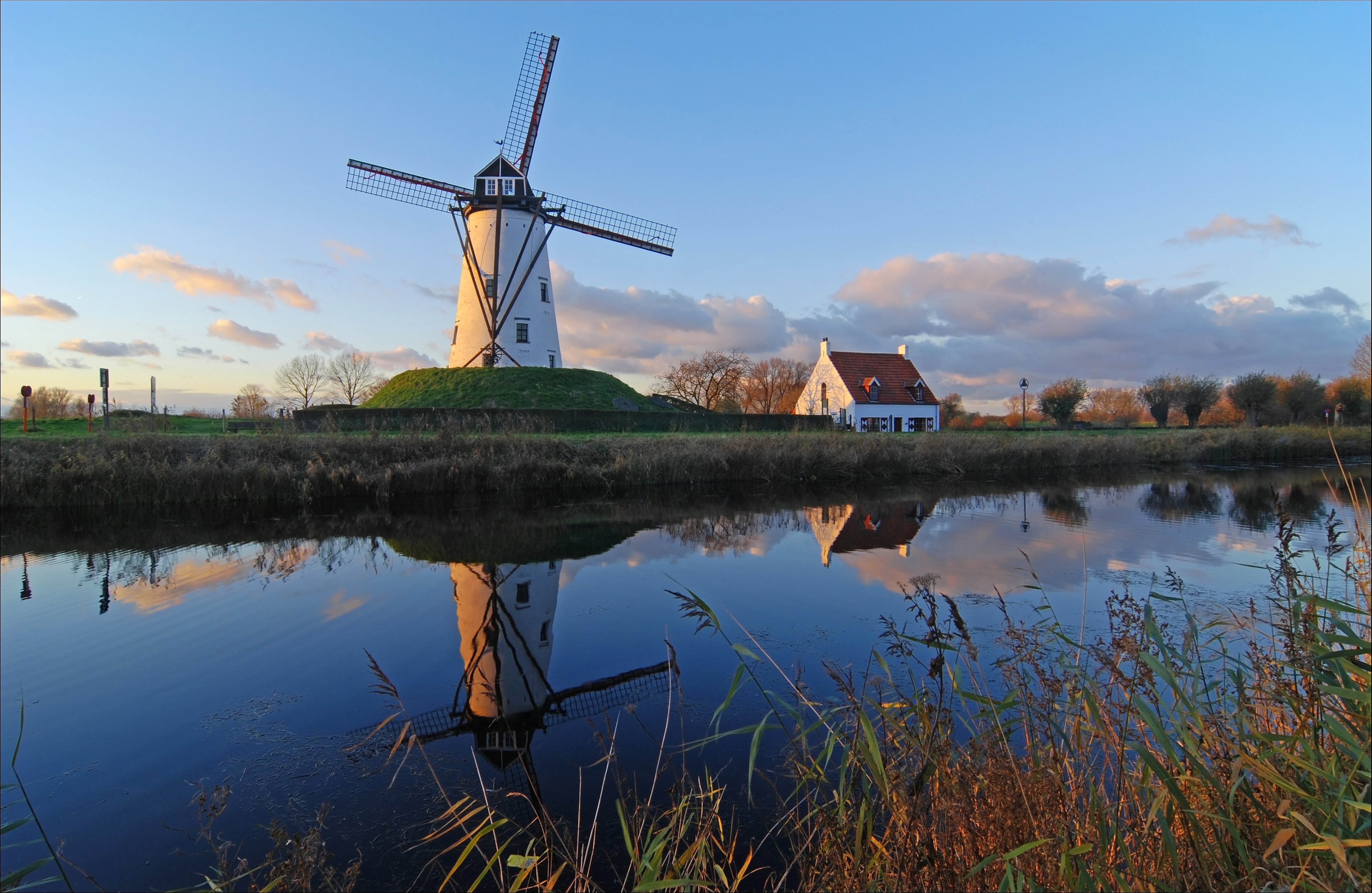 Molino junto al canal en Damme