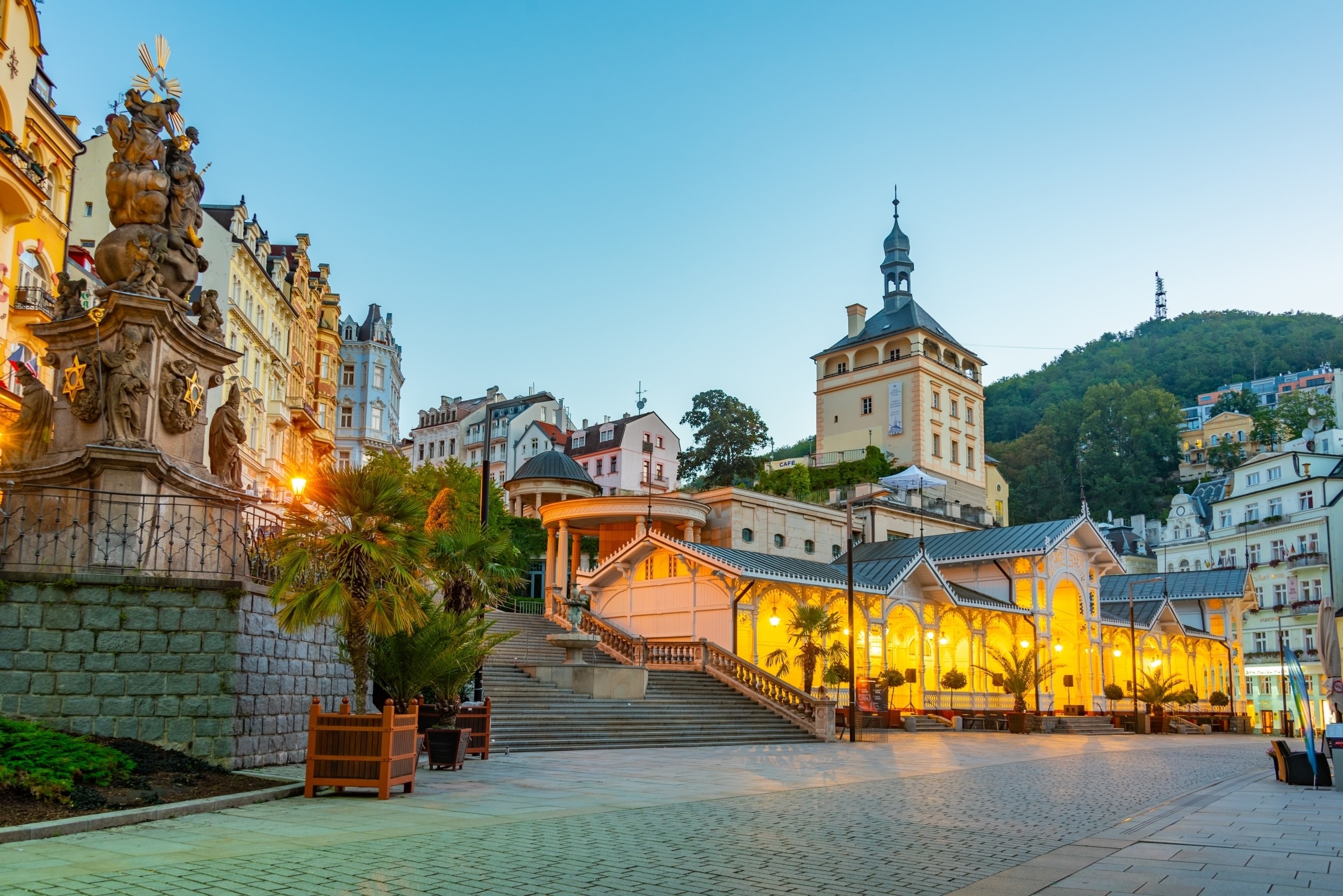 torre del palacio y la columnata del mercado en Karlovy Vary