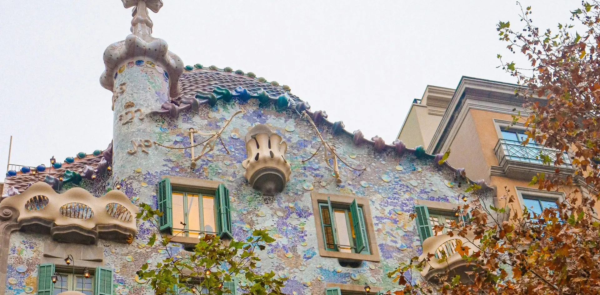 Imagen de barcelona vanguardista de gaudí