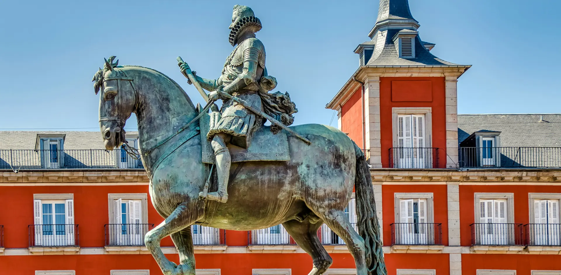 Imagen de la estatua ecuestre de Felipe III visto de perfil