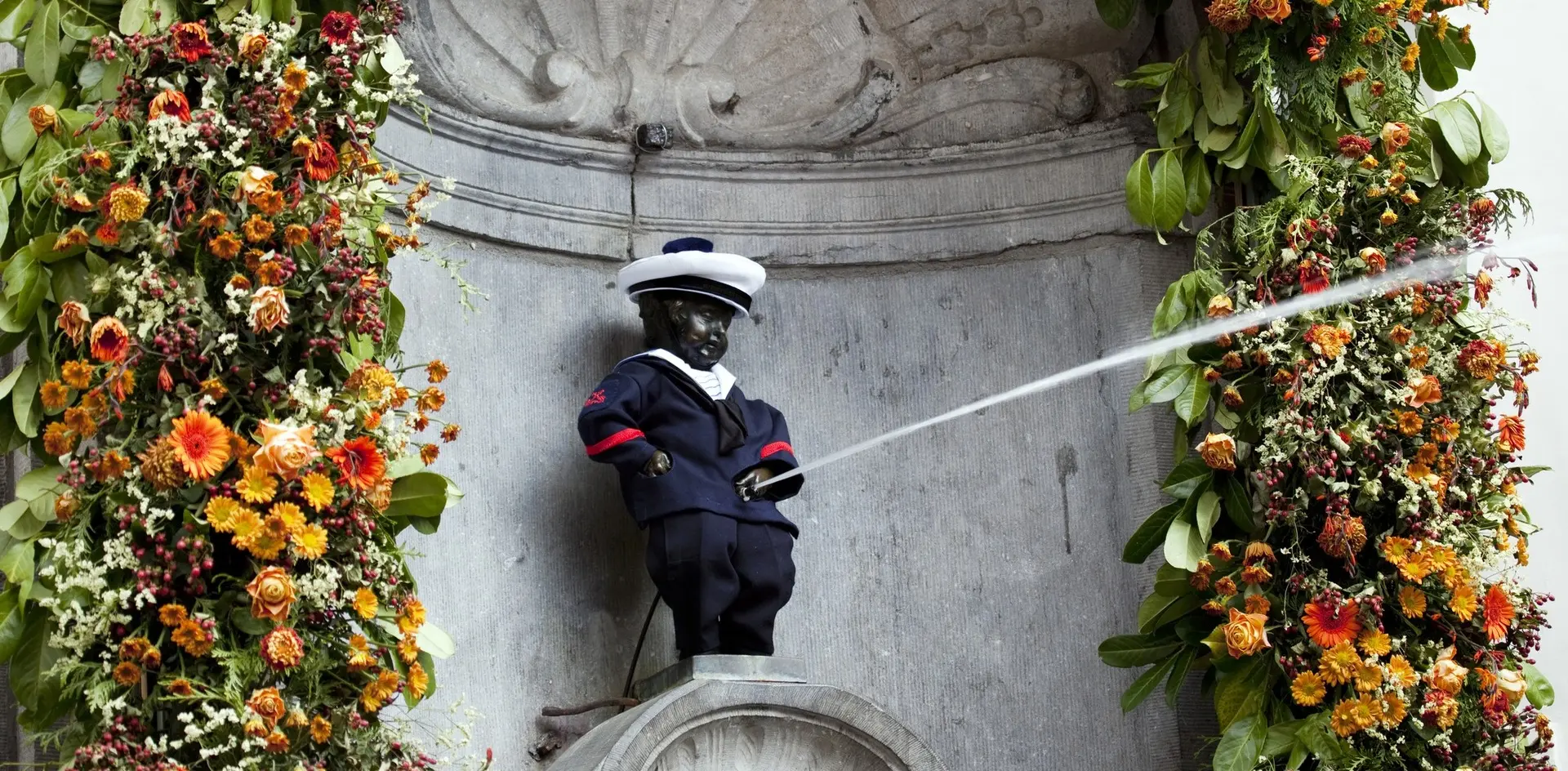 Estatua de bronce Manneken Pis en Bruselas con traje