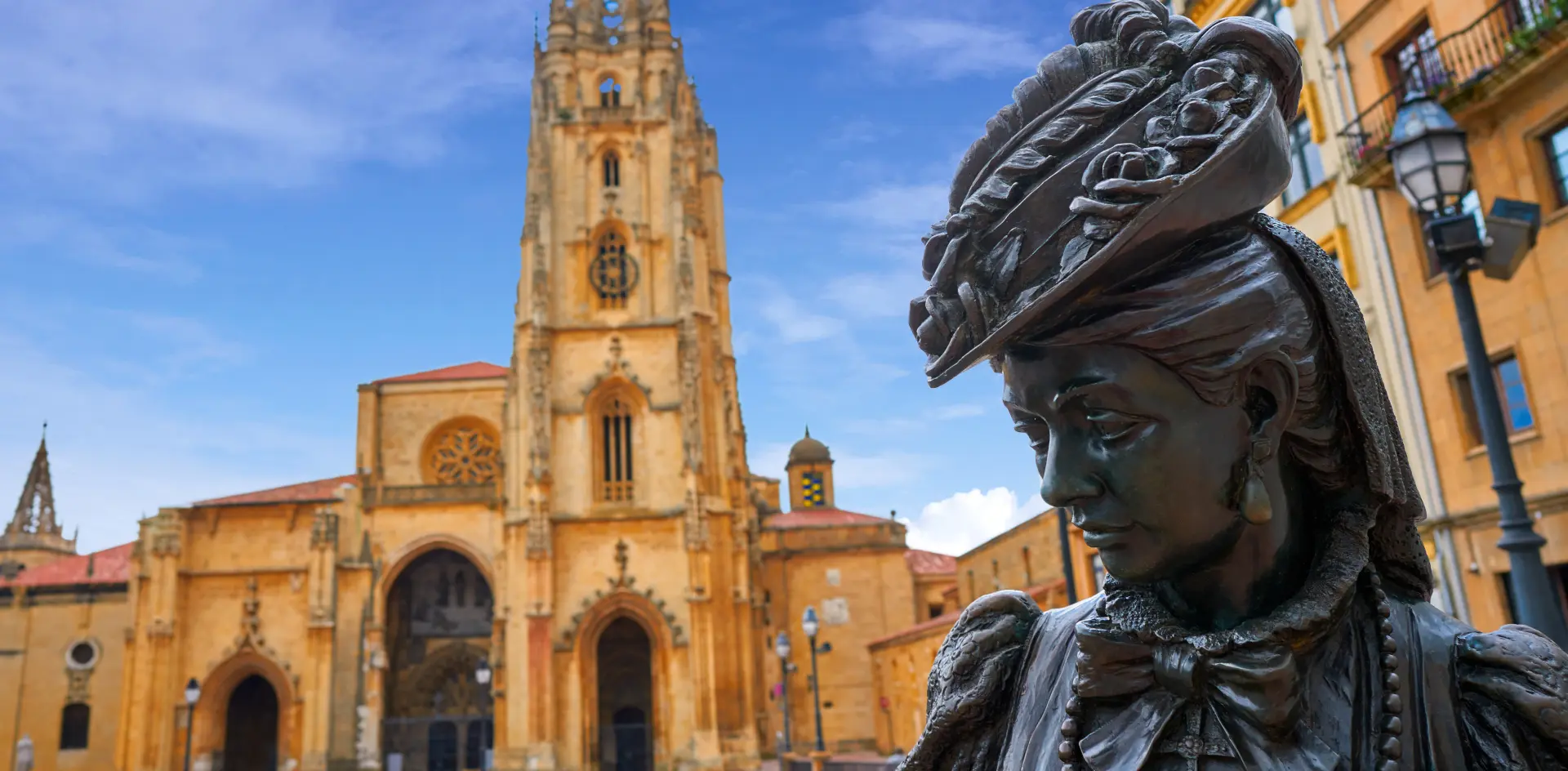 Imagen detalle de la estatua de la regenta en Oviedo