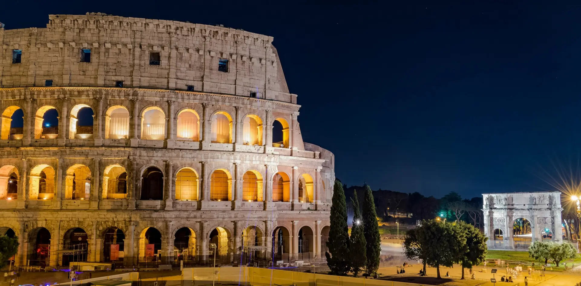 Imagen nocturna de los exteriores del Coliseo Roma