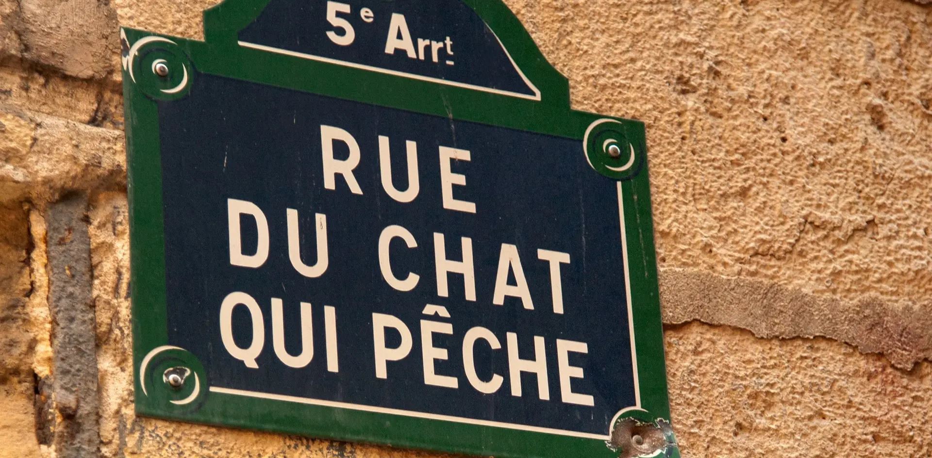 Placa con el nombre de la calle Rue du Chat qui Pêche