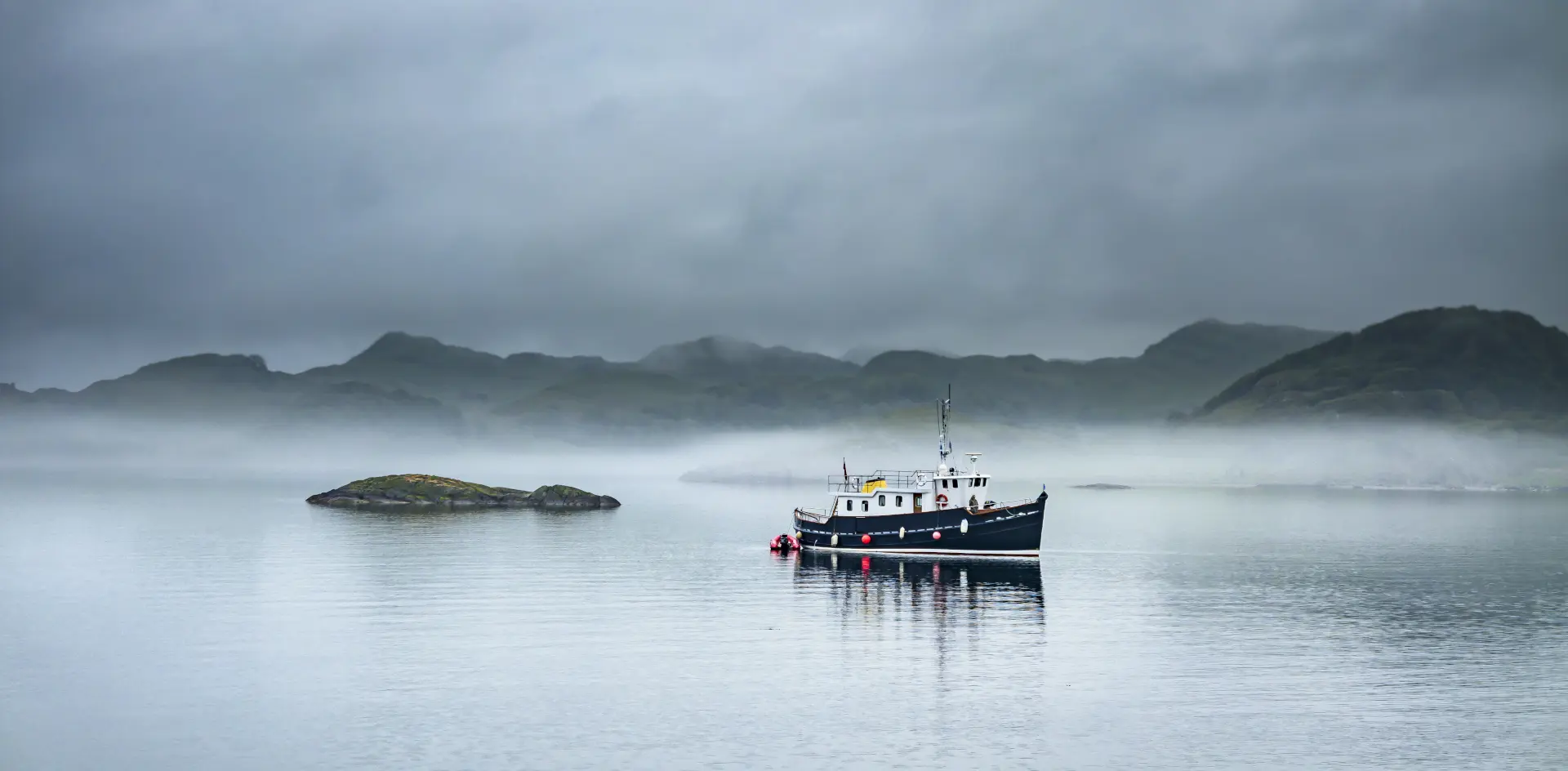 Lago Ness con barco y banco de niebla