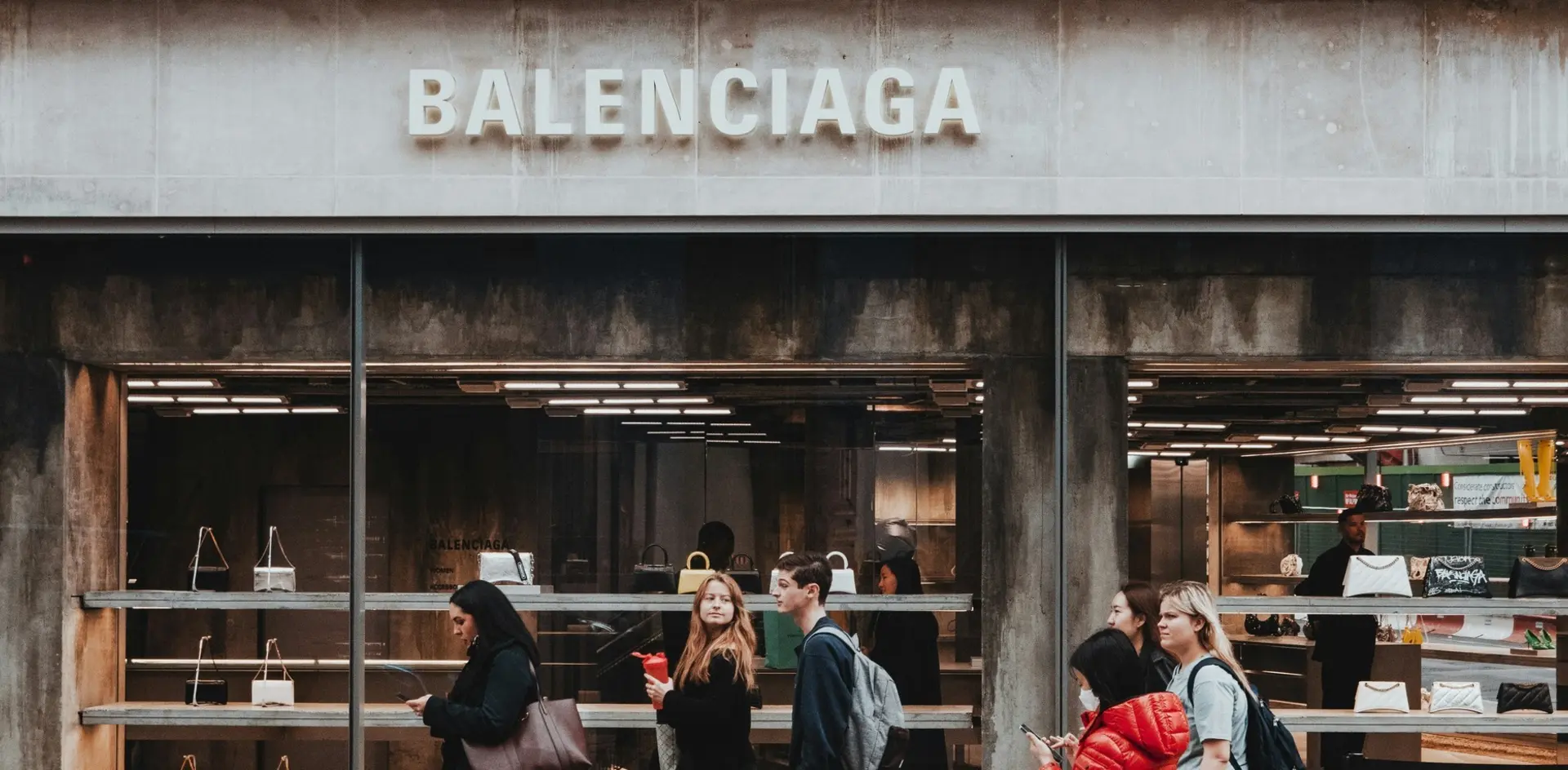 Imagen del exterior de una tienda de moda de Balenciaga
