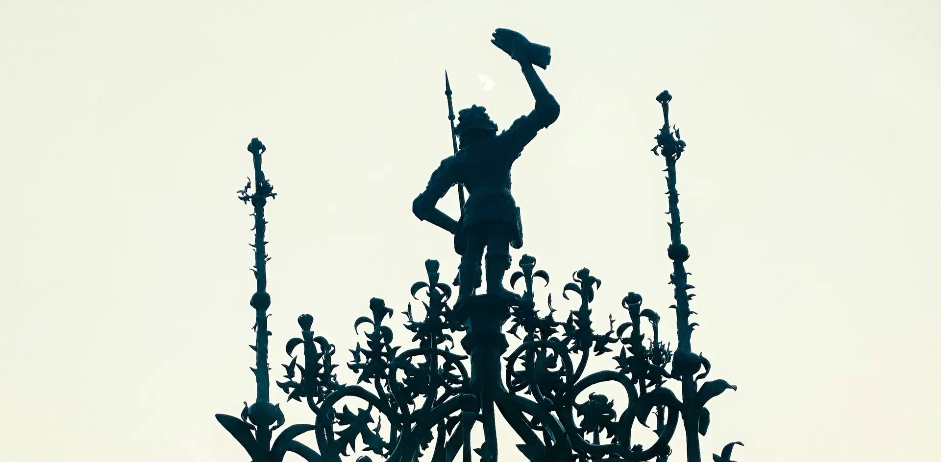 Figura del gigante en hierro en el centro histórico de Segorbe al atardecer