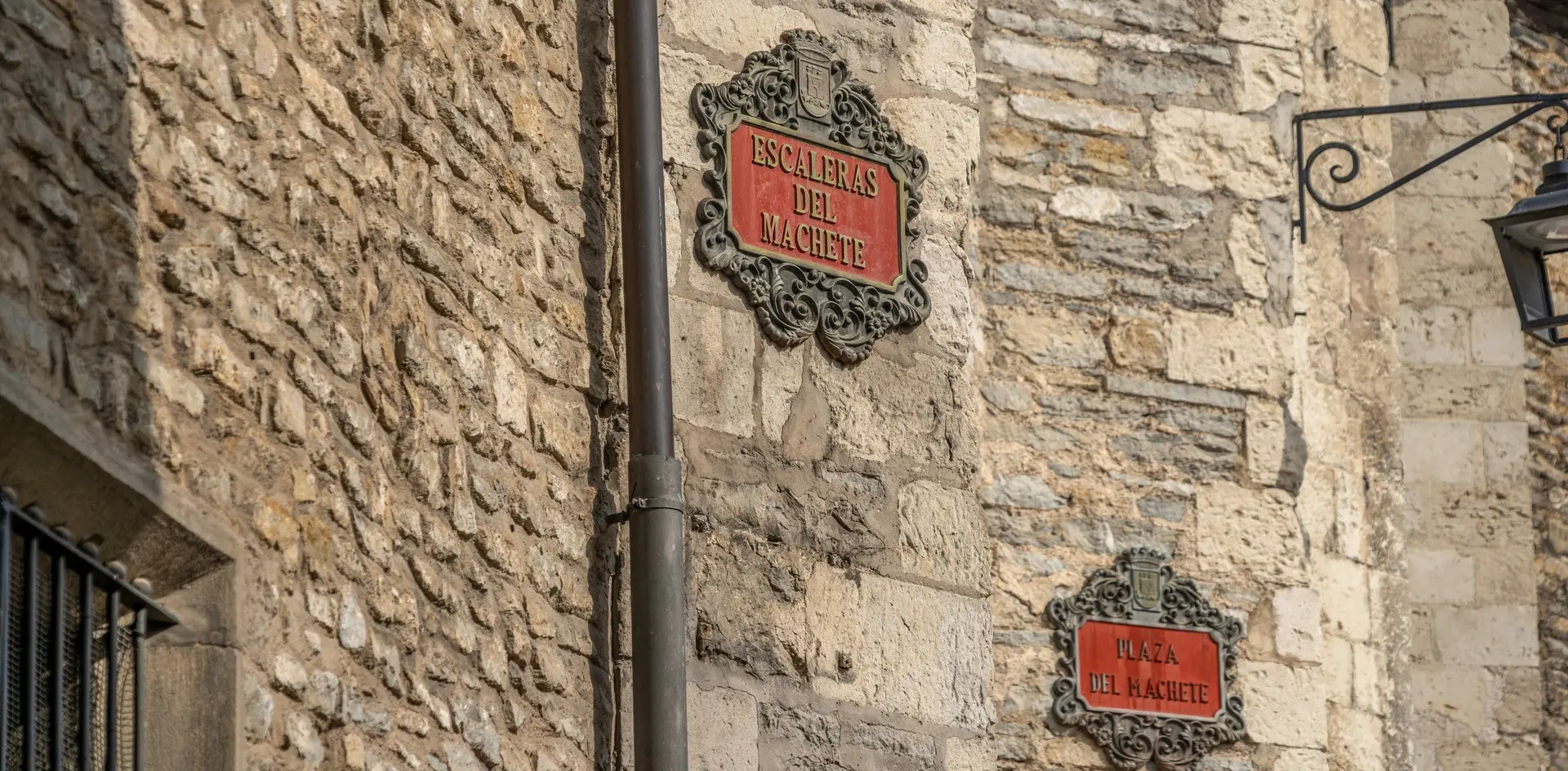 Placas de la Plaza y Escaleras del Machete en el casco histórico de Vitoria-Gasteiz