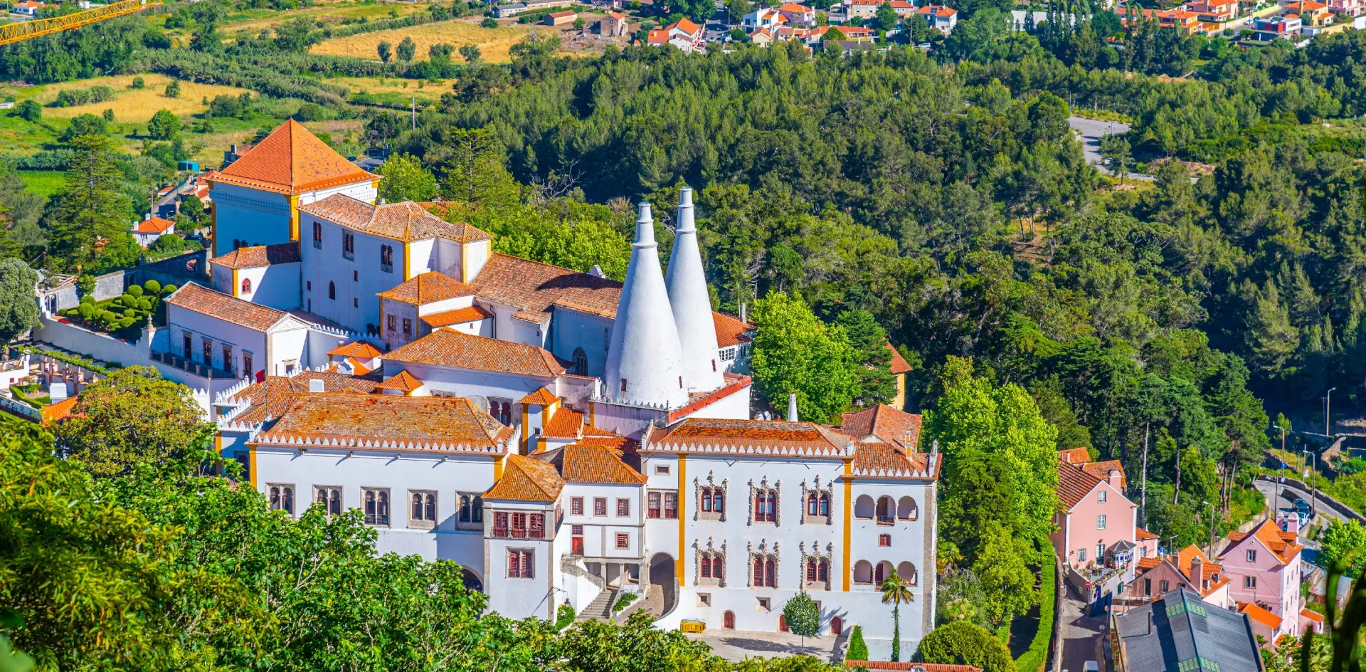 Palacio Nacional de Sintra con sus chimeneas, Sintra, Portugal