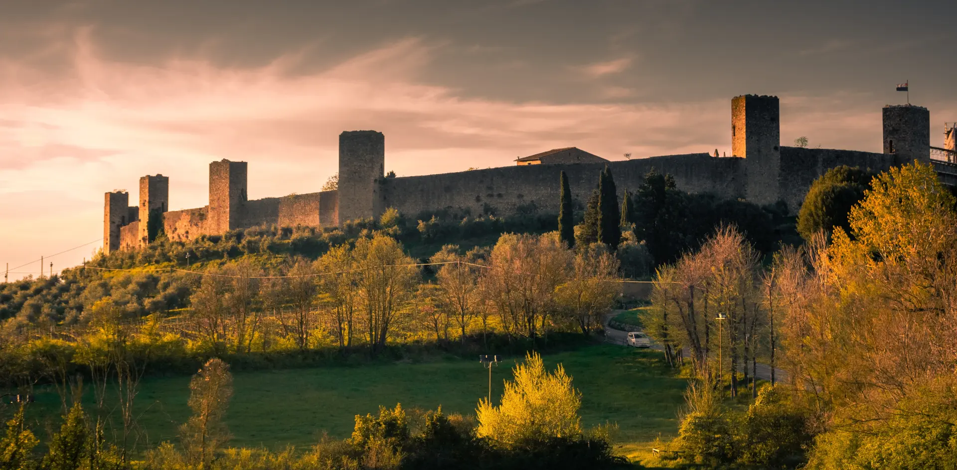 Murallas medievales de Monteriggioni al atardecer en Toscana, Italia