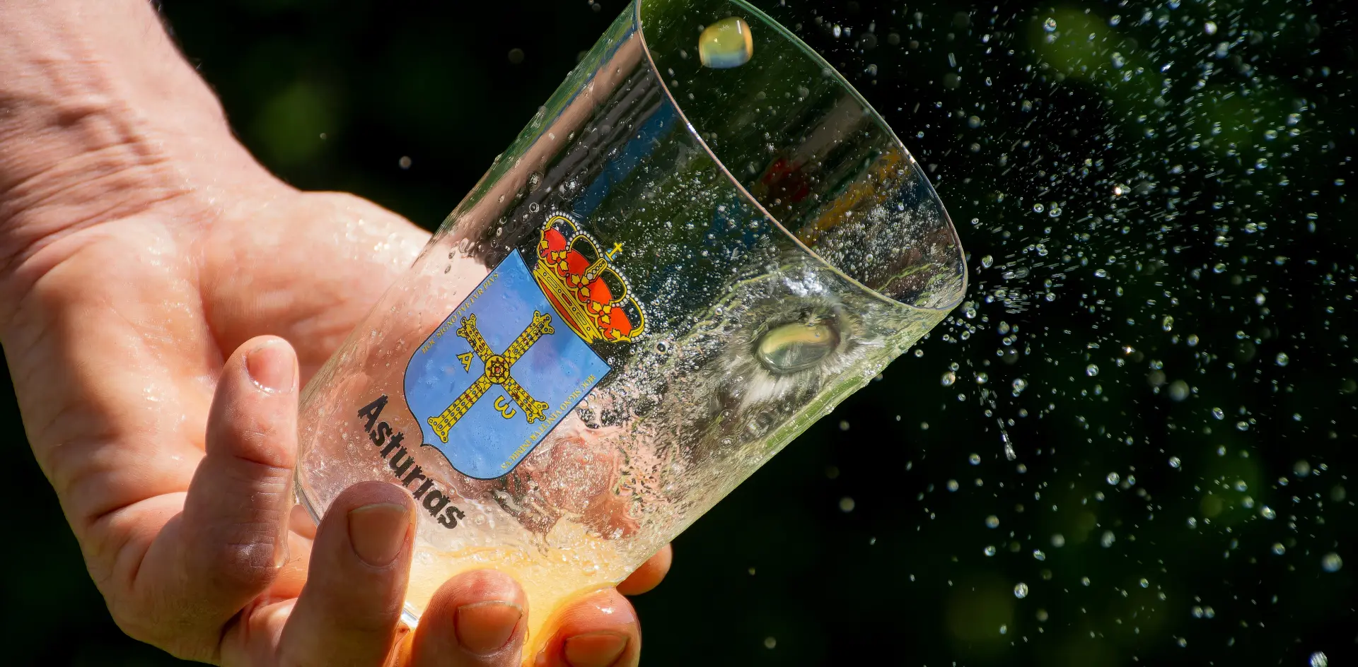 Escanciado de sidra asturiana tradicional durante espicha en Gijón