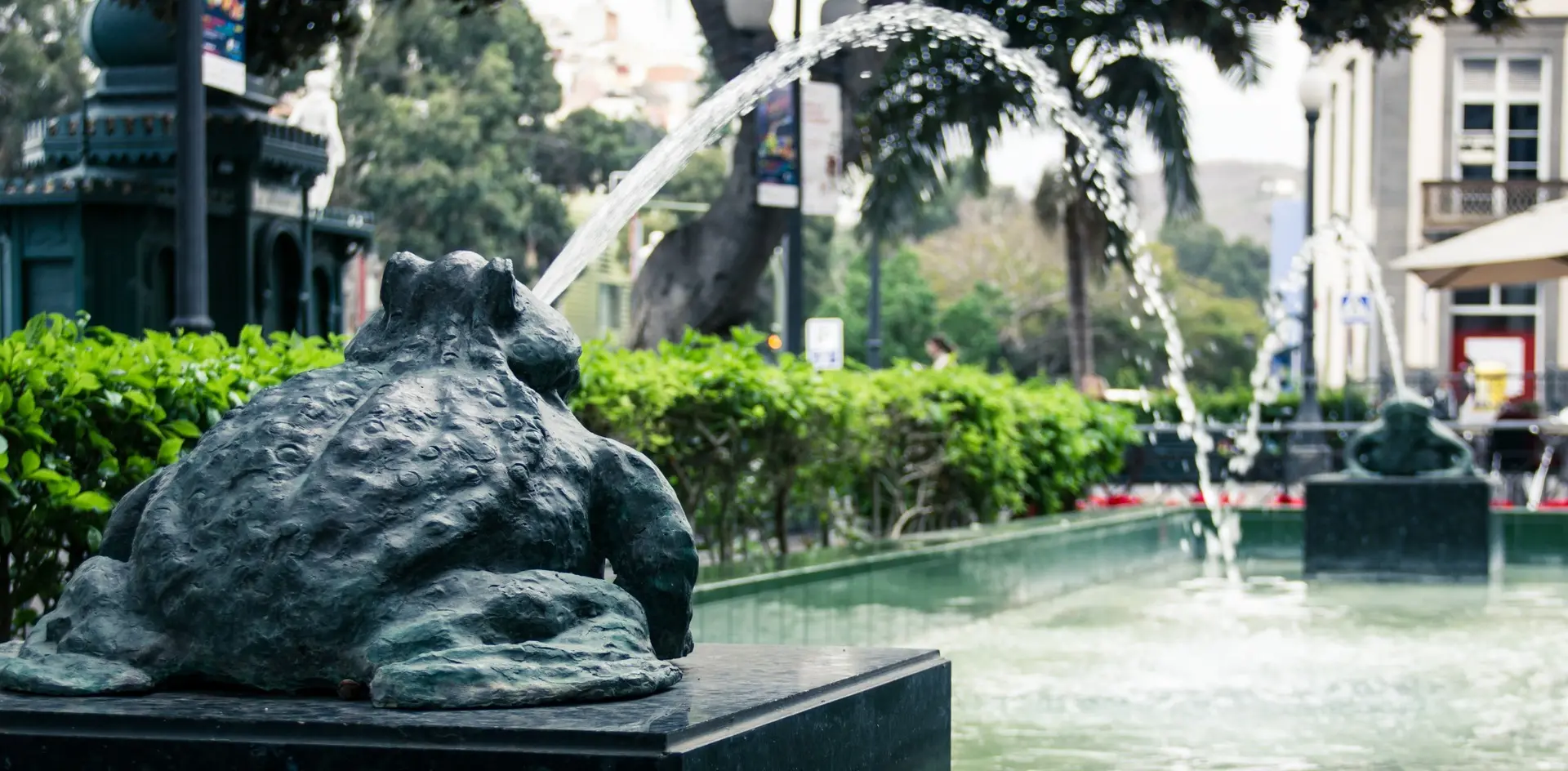 Fuente de ranas chorreando agua en el Parque de San Telmo, Las Palmas.