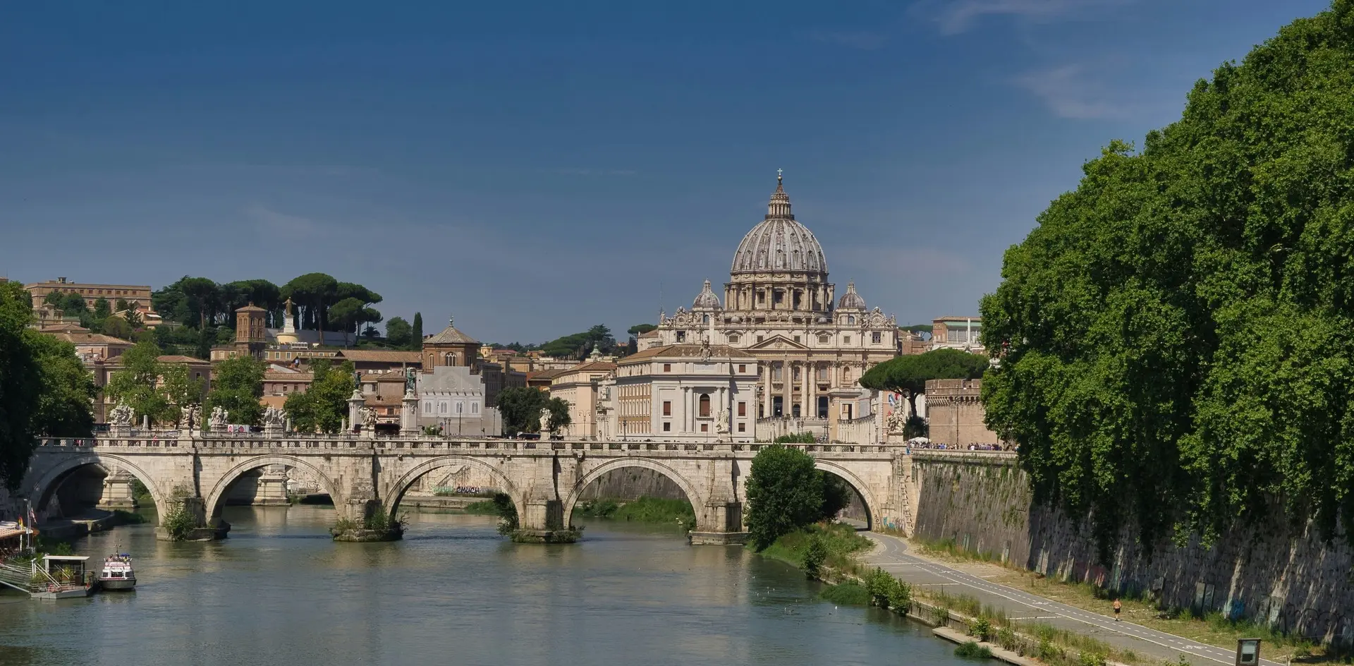 Basílica de San Pedro y puente sobre el río Tíber en Roma