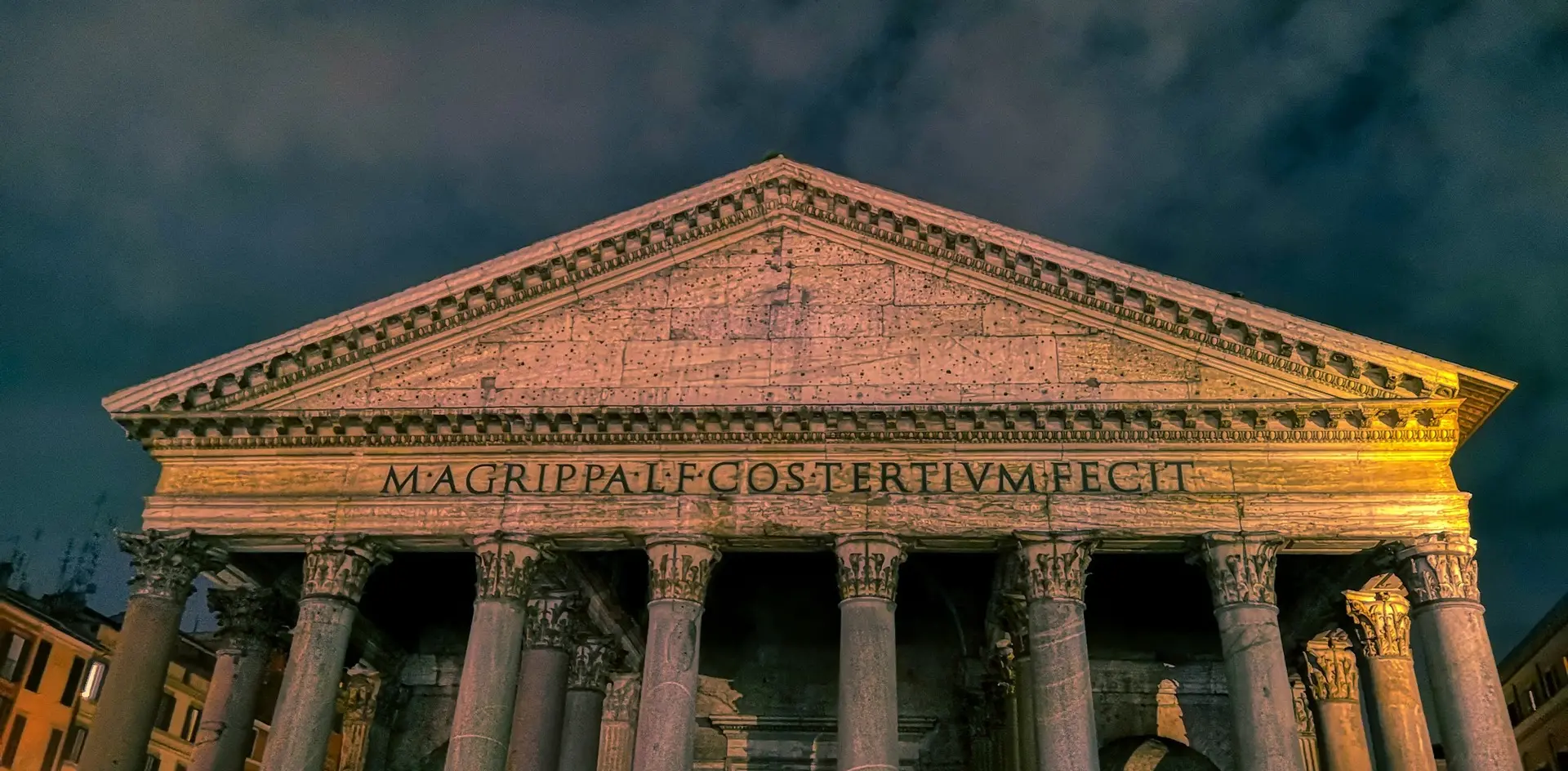 Fachada iluminada del Panteón de Agripa en Roma.