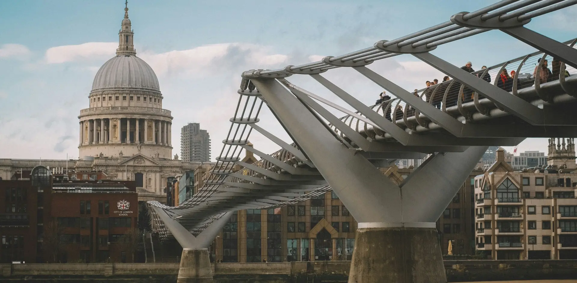 El Puente del Milenio con peatones y la cúpula de la Catedral de San Pablo al fondo en Londres