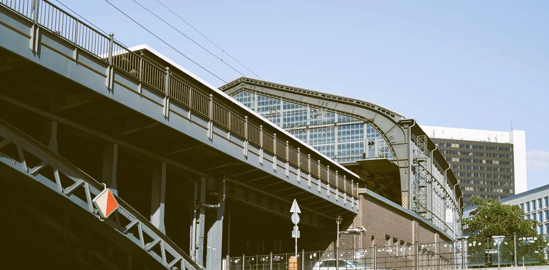 Puente de hierro y arquitectura industrial en una calle urbana de Berlín.