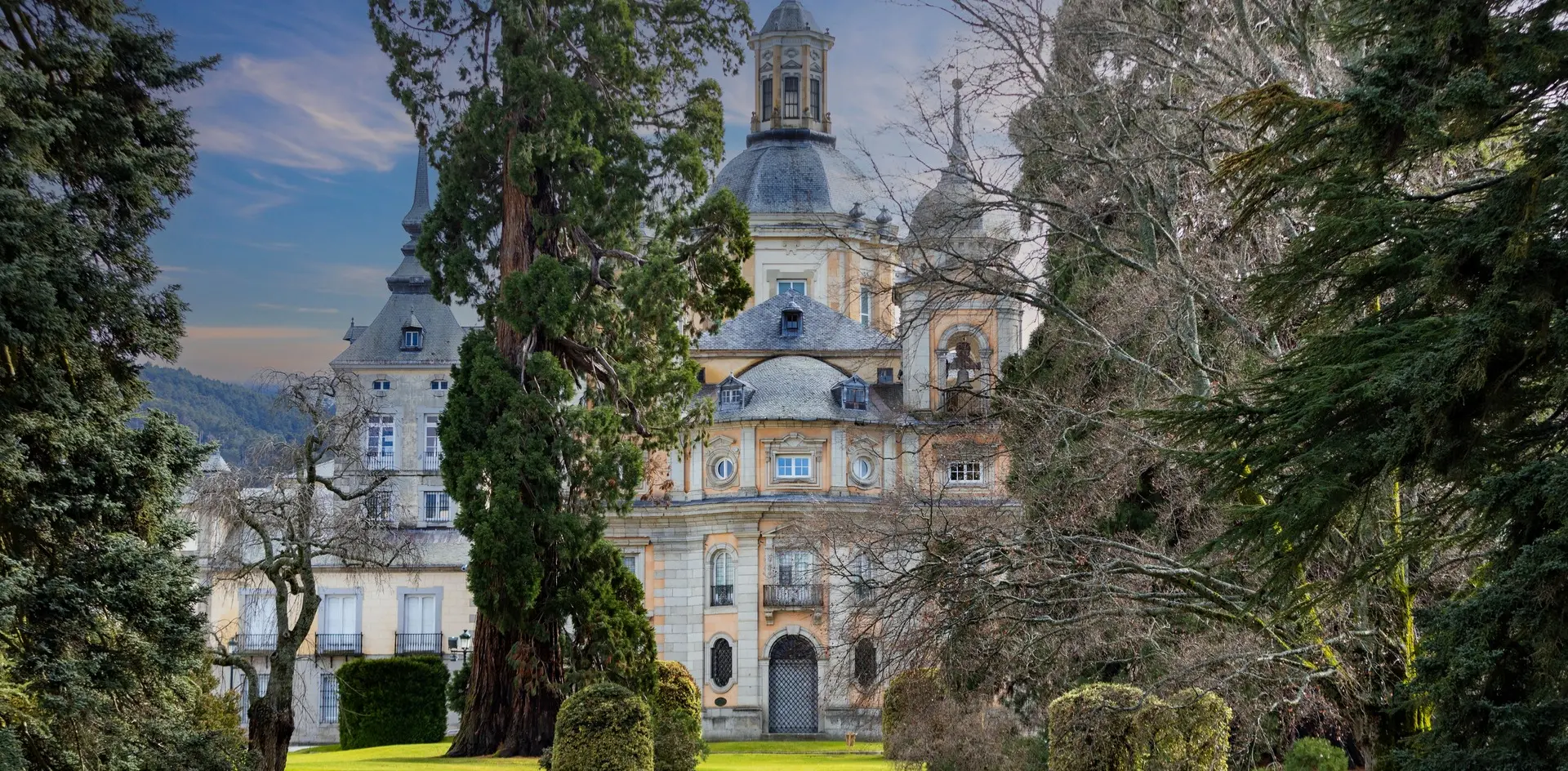 Palacio Real de La Granja entre cedros y secuoyas en Segovia, España
