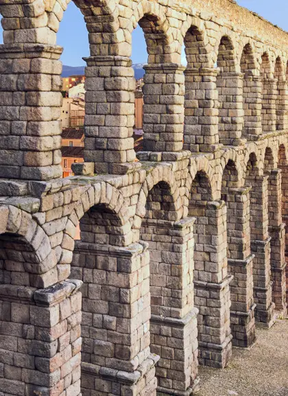 Atardecer en el acueducto de Segovia con luces en las calles-Excursión a Toledo y Segovia desde Madrid-Buendía Tours Madrid