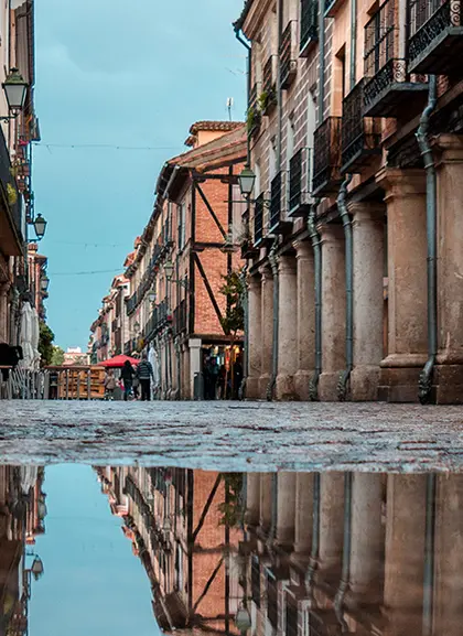 Calle de Alcalá de Henares con su reflejo en un charco de agua--Excursión a Alcalá de Henares desde Madrid-Buendía 