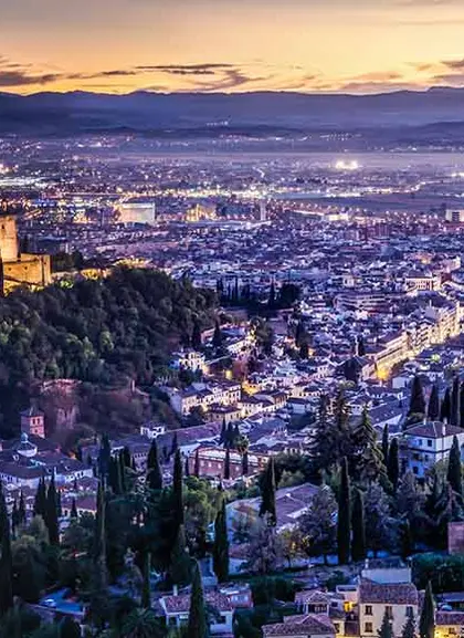 Vista aérea de noche de la Alhambra iluminada y Granada al fondo - Visita Guiada Alhambra Nocturna: Palacios Nazaríes - Excursiones y Actividades en Granada - Buendía