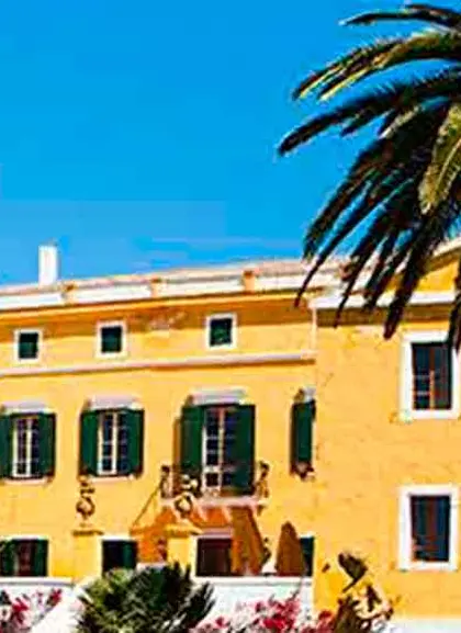 Vista las casas y el museo de Binissuès en Menorca-Actividades y excursiones en Menorca_ Buendía