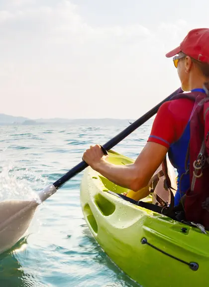 Mujer en Kayak en Menorca - Excursión en Kayak desde Cala en Porter a Cales Coves en Menorca- Actividades y Excursiones Buendía Islas Baleares