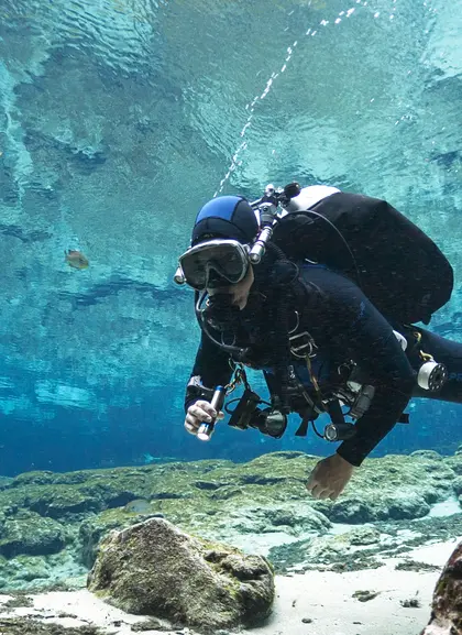 Buceador nadando por el fondo marino de Menorca durante un curso de buceo
