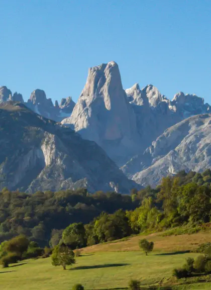 Vistas impresionantes del Naranjo de Bulnes o Picu Urriellu desde el pueblo de Arenas de Cabrales durante la ruta en 4x4 con BuendíaTours por picos de Europa en Asturias