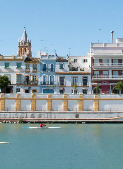 Ciudad de Sevilla y río Guadalquivir con personas en kayak - Tour en Kayak por Sevilla - Buendía Andalucía